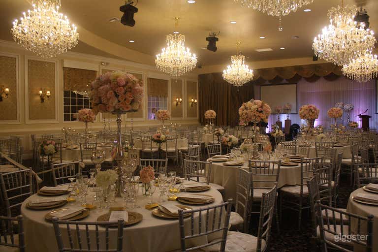  Salón de banquetes espacioso y elegante 