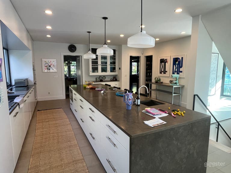  Stunning Chic Modern home with outdoor pool in Montclair 