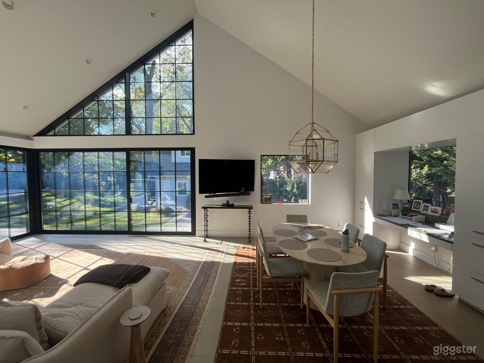 Stunning Chic Modern home with outdoor pool in Montclair Photo 2