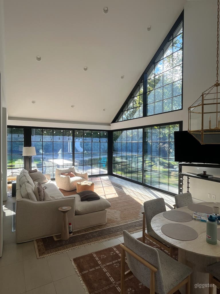  Stunning Chic Modern home with outdoor pool in Montclair 