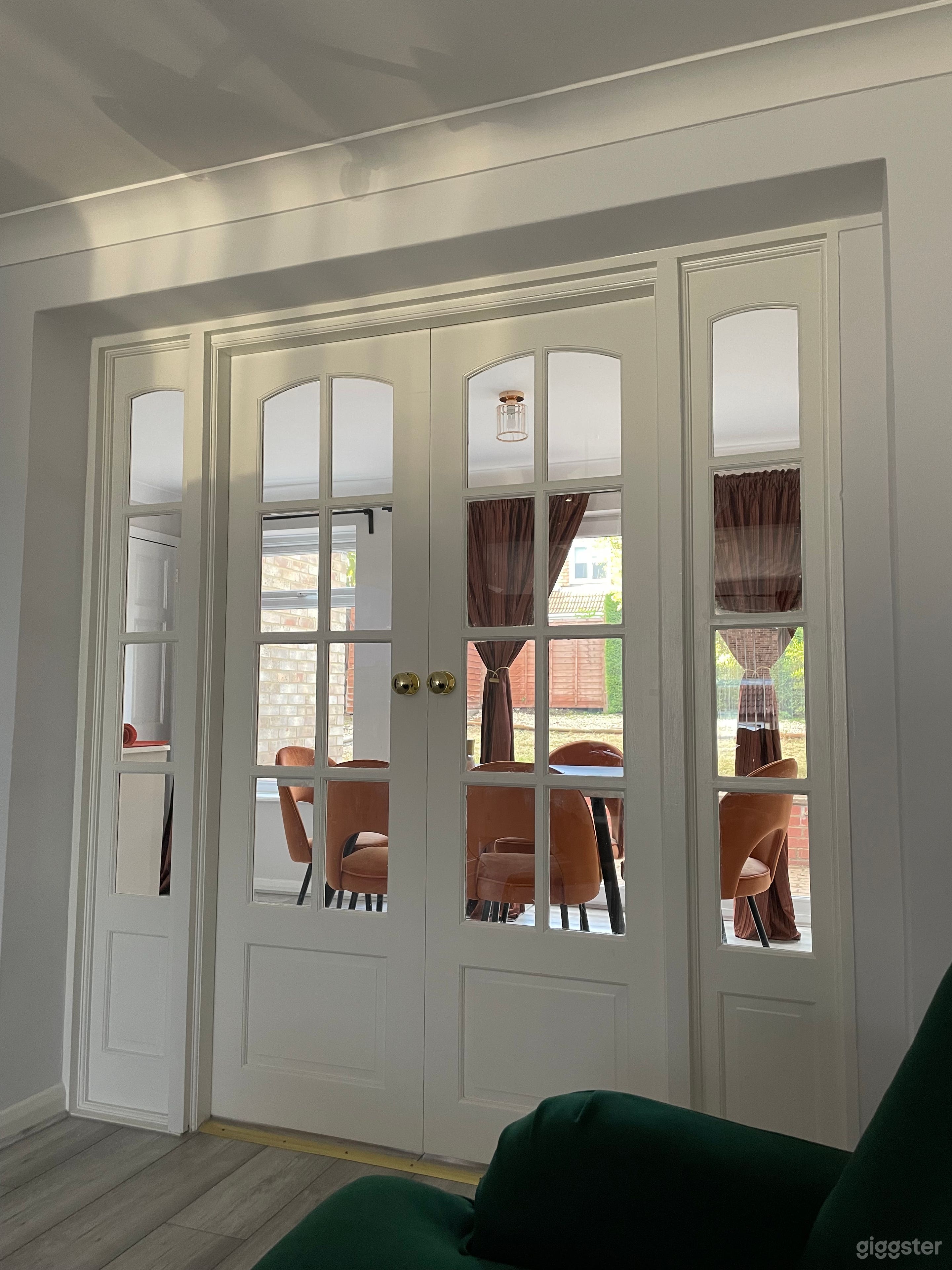 View from the living room into the conservatory 