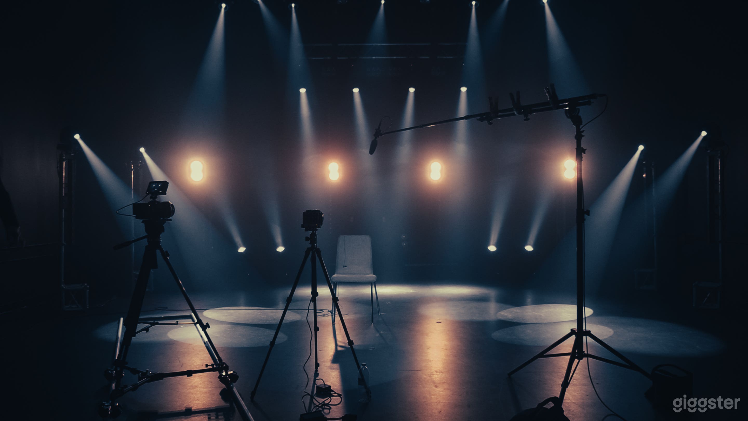 Black Box Soundstage with Pro Stage Lighting! Photo 3