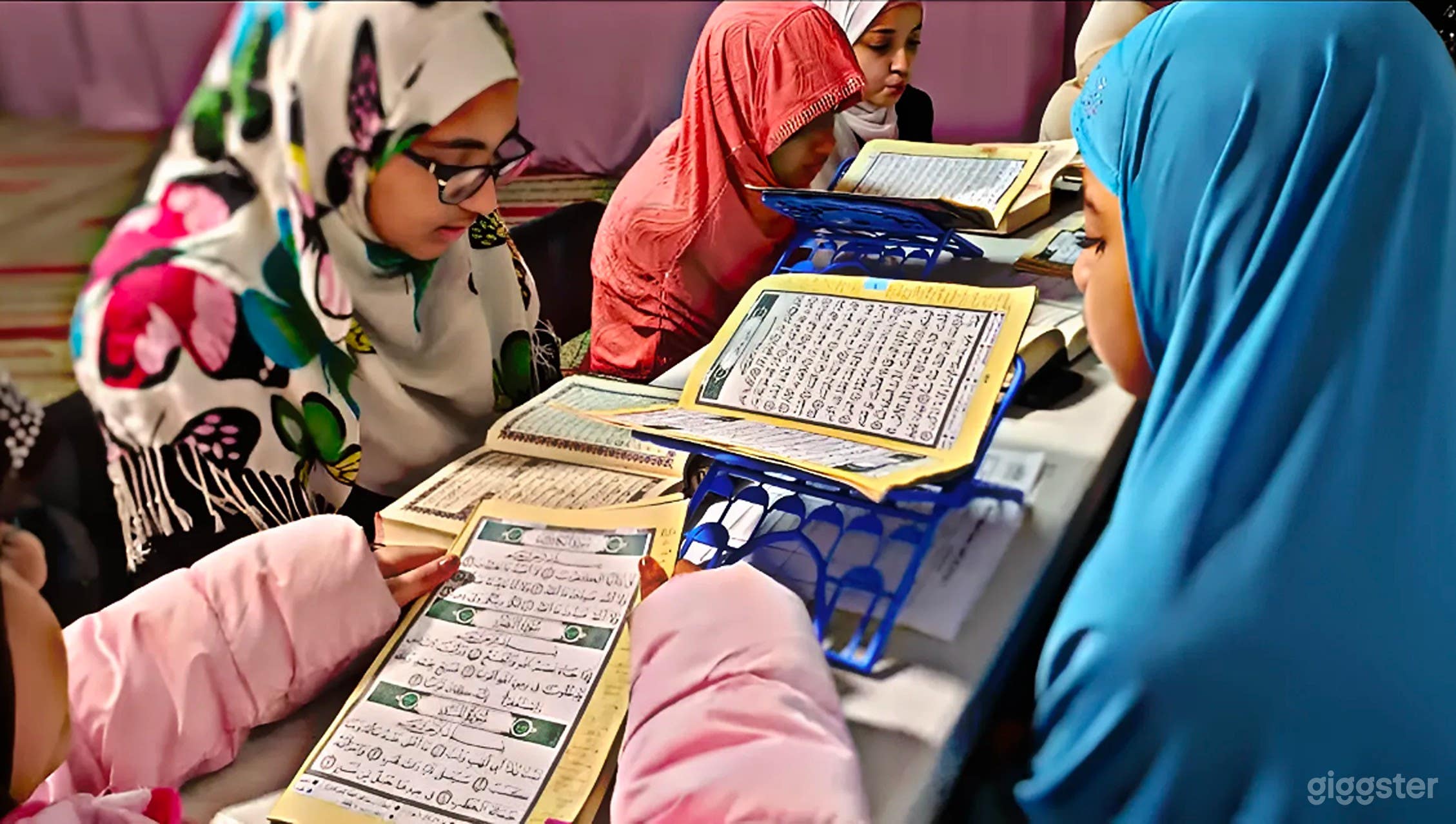 Vibrant Masjid Photo 4