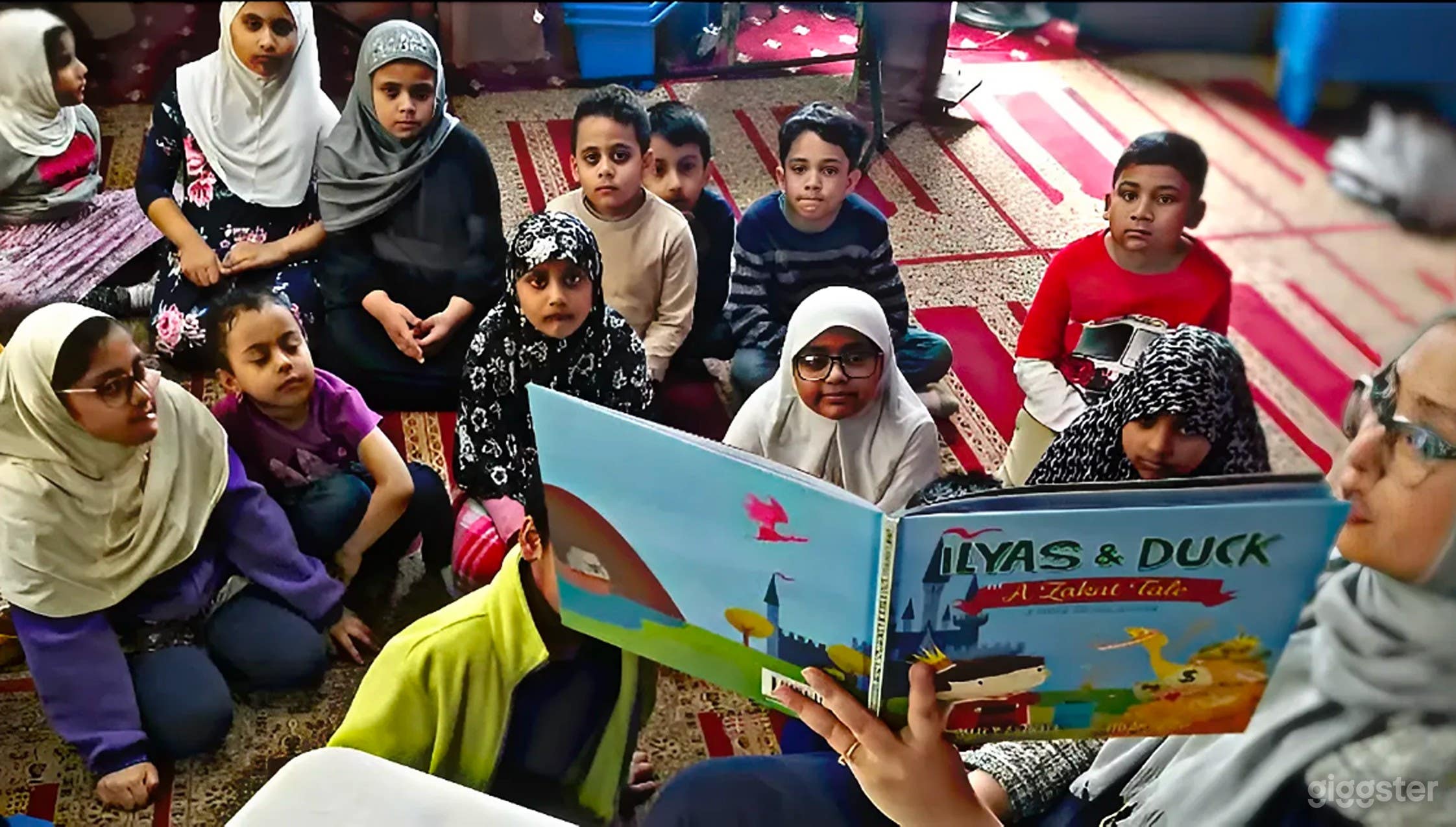 Vibrant Masjid Photo 3