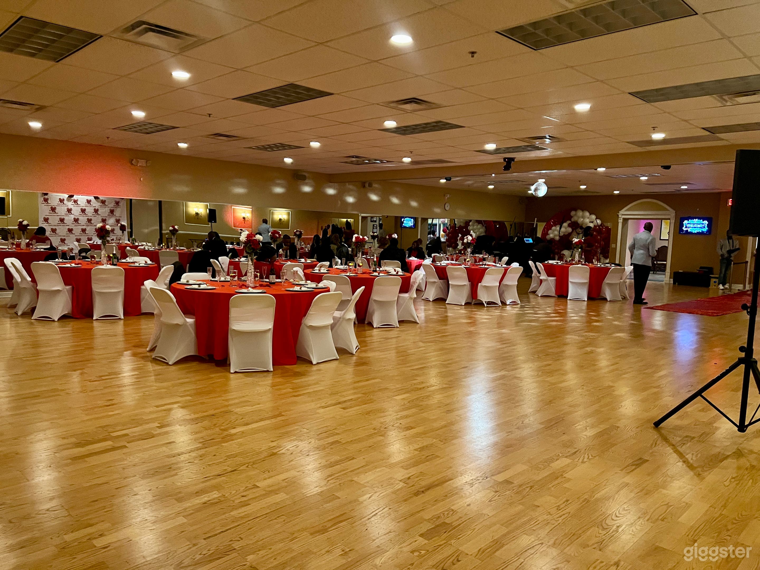 Specious Open Event Space filled with Elegance Photo 3