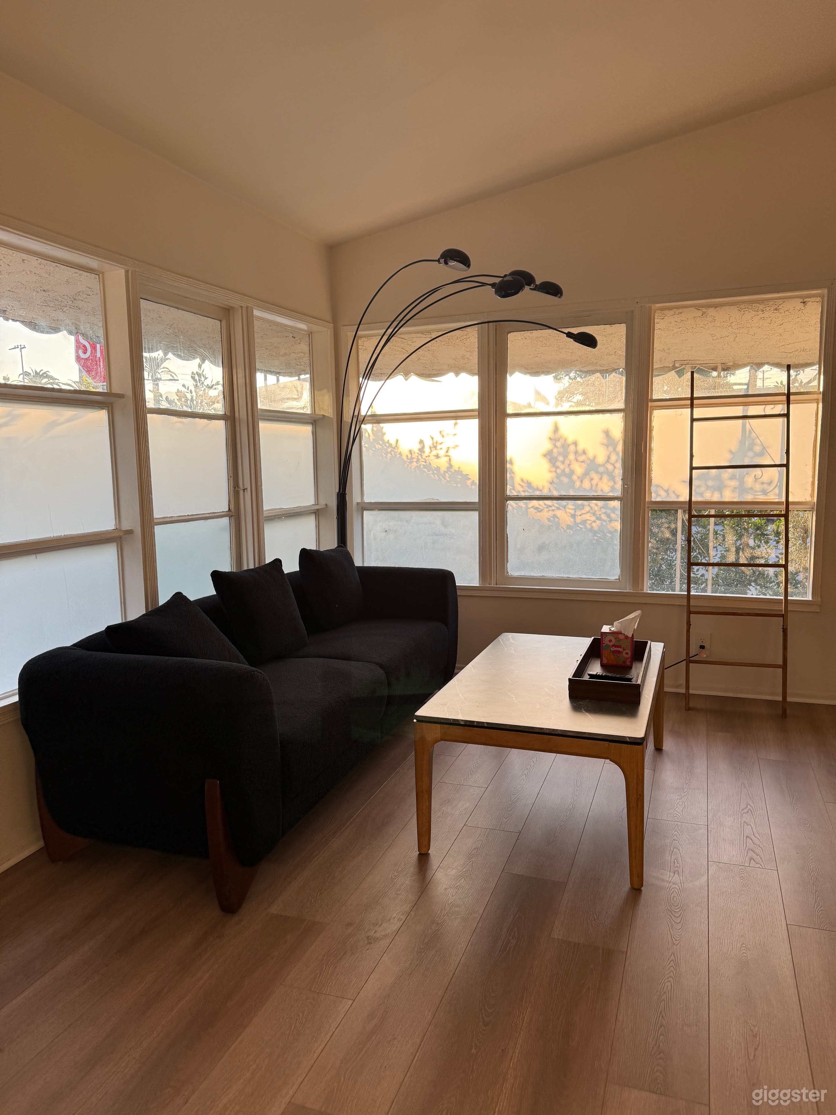 Studio set like Perfect for Photos Filming Photo 1