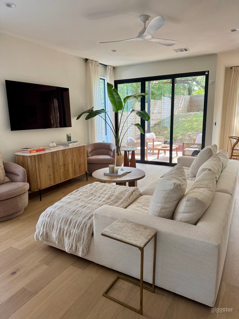  Modern, Organic Home (Tons of Natural Light!) 