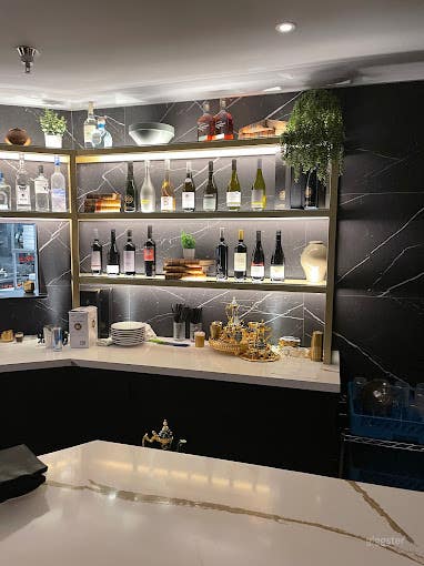 Stunning Restaurant in Tarzana Photo 4