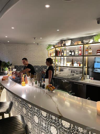 Stunning Restaurant in Tarzana Photo 3