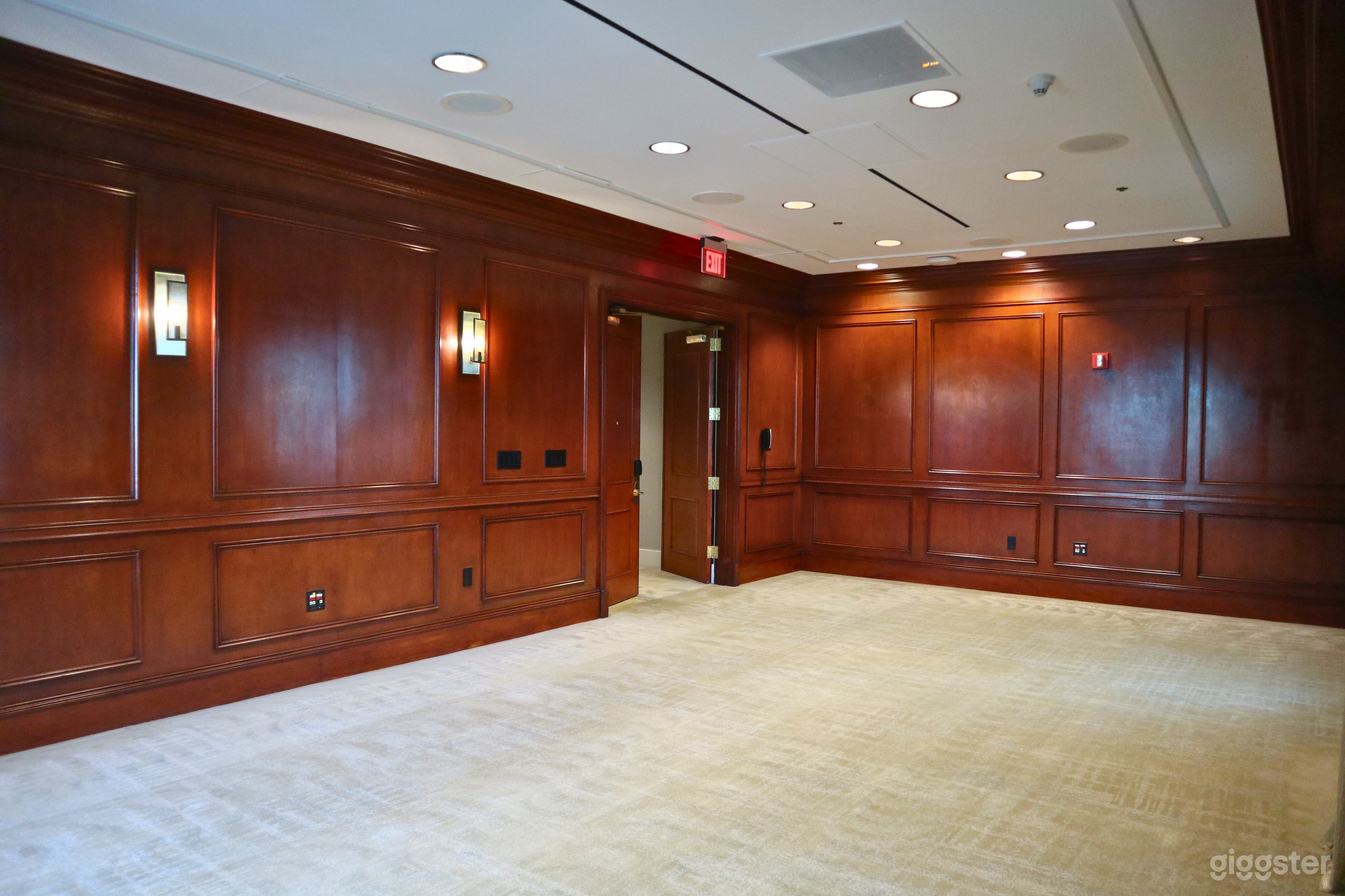 Versatile New York Room for Corporate Events Photo 3