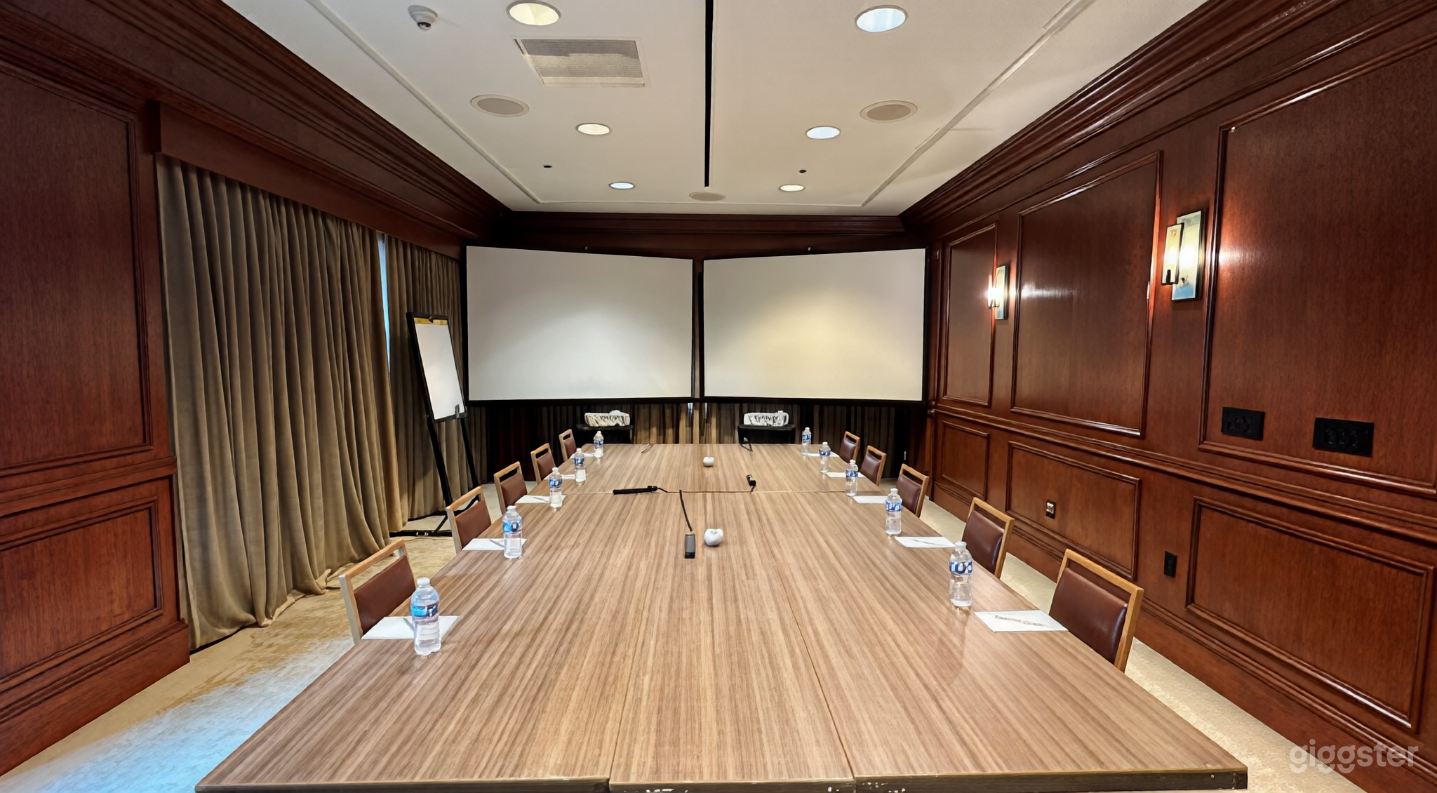 Versatile New York Room for Corporate Events Photo 2