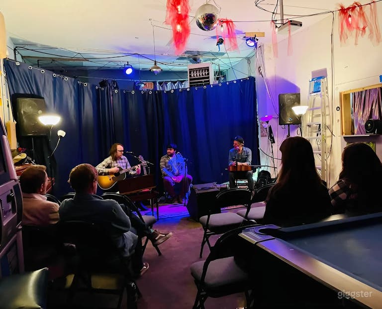  Classic Neighborhood Hangout with Beer, Pool Table, & Live Music 