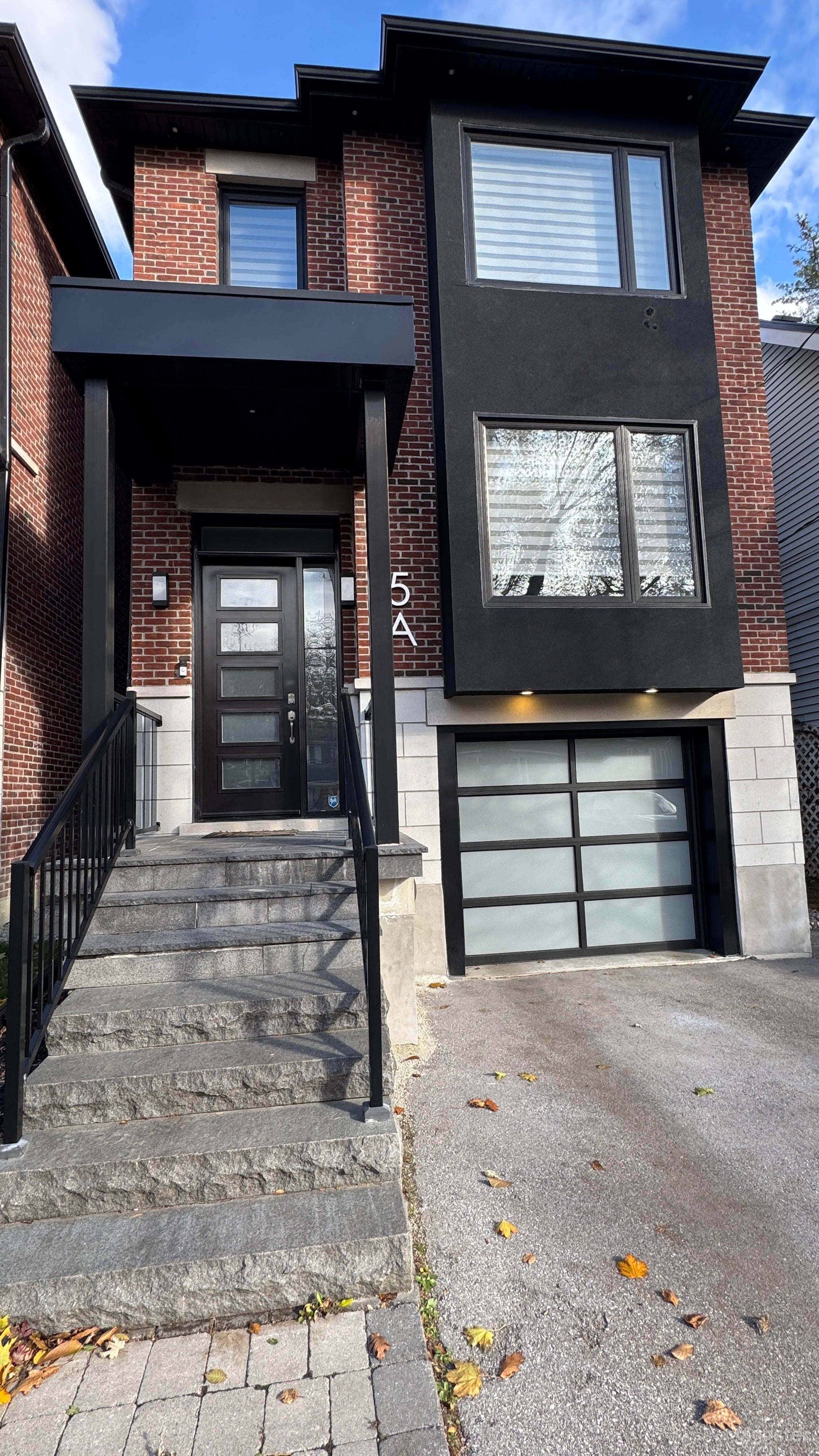 Modern 3 Story, 3 Bedr / 4 Bathr Home w Hot Tub Photo 1