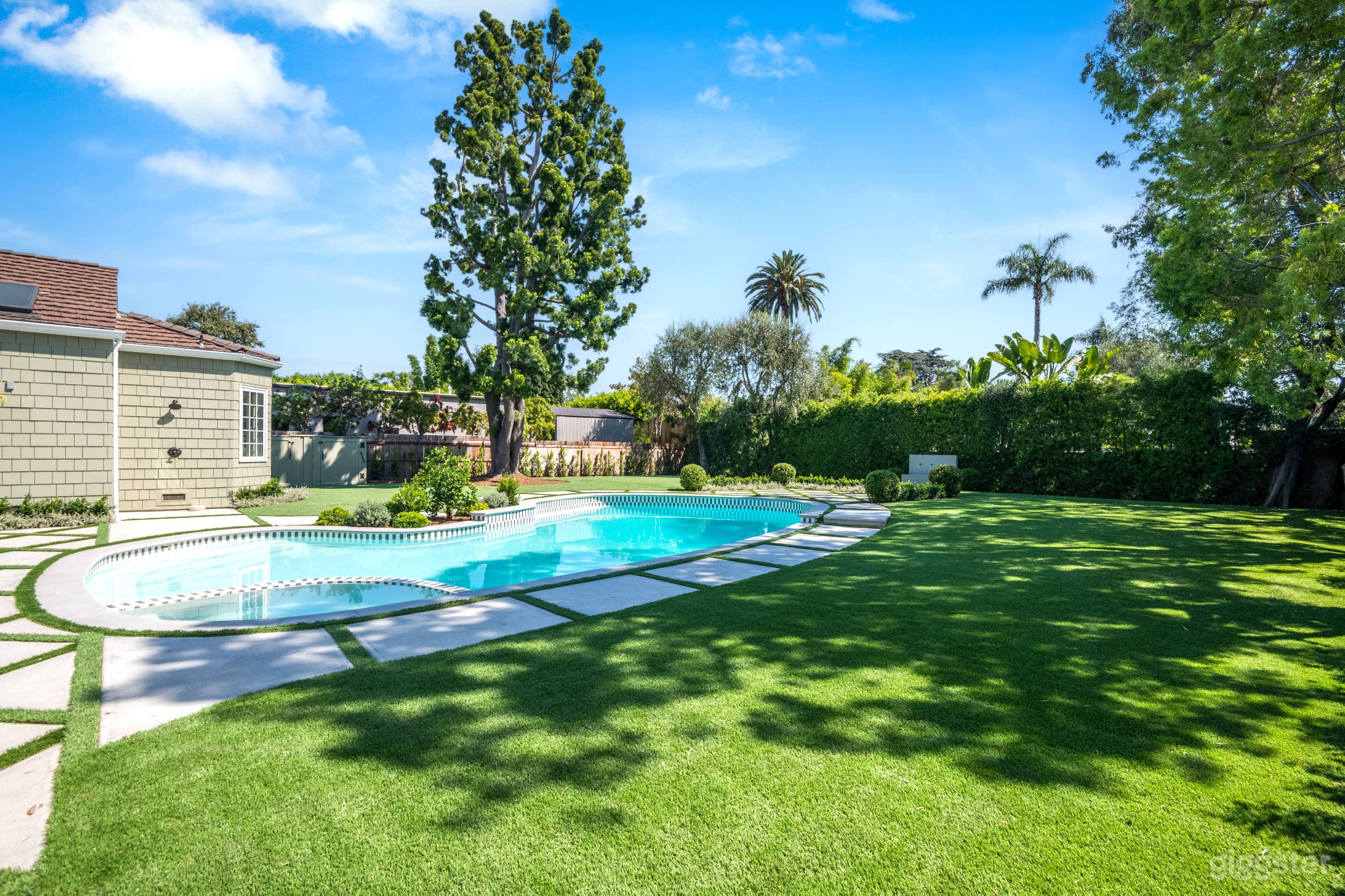 Idillic easy access Hancock park cape cod Home.  Photo 2