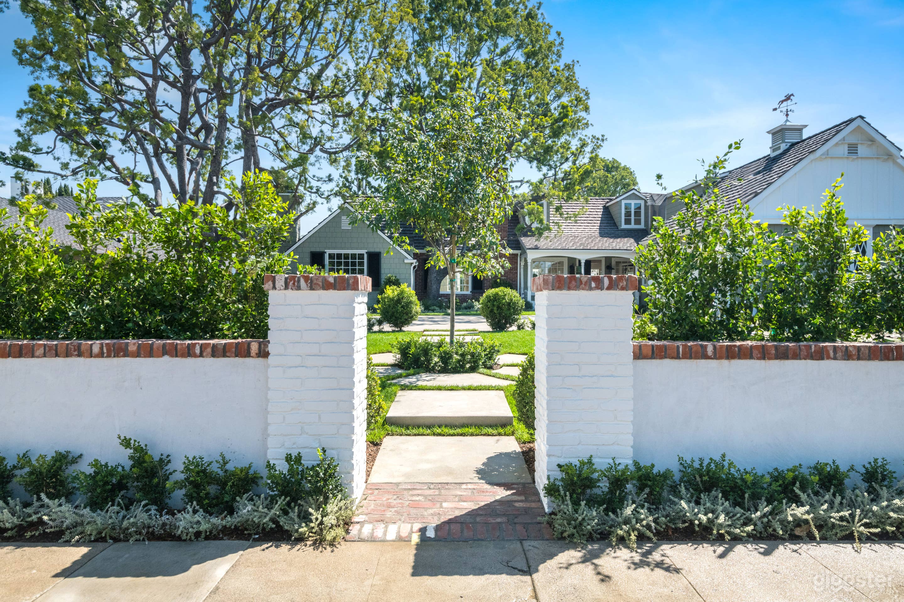 Idillic easy access Hancock park cape cod Home.  Photo 4