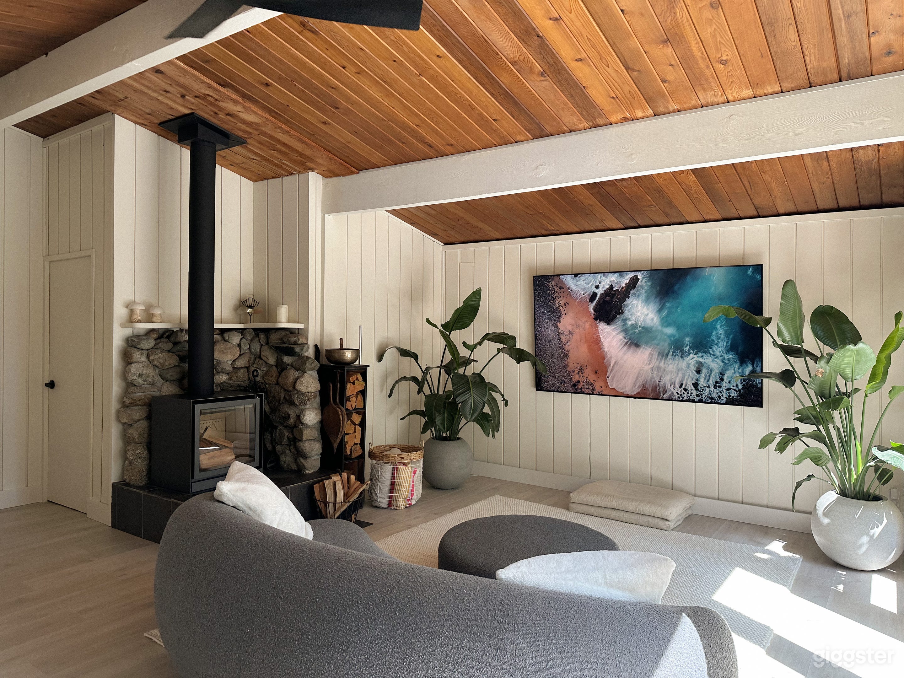 Black cottage by the beach Photo 4