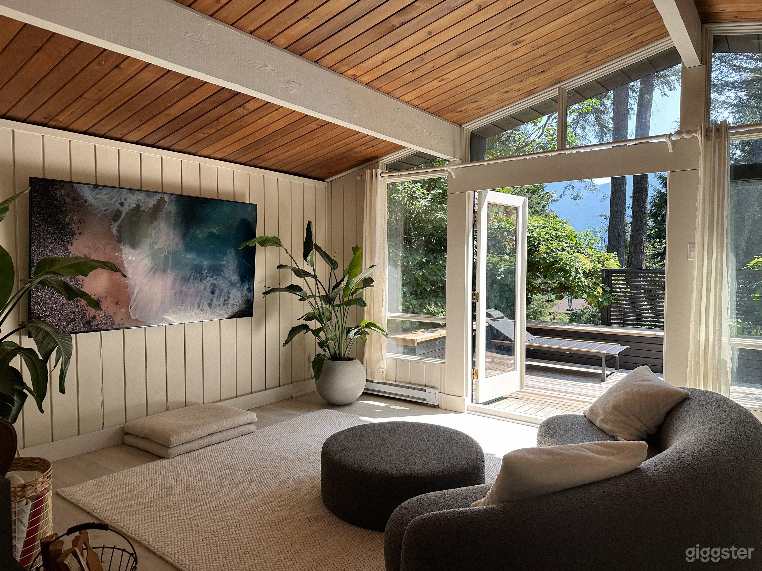 Black cottage by the beach Photo 3