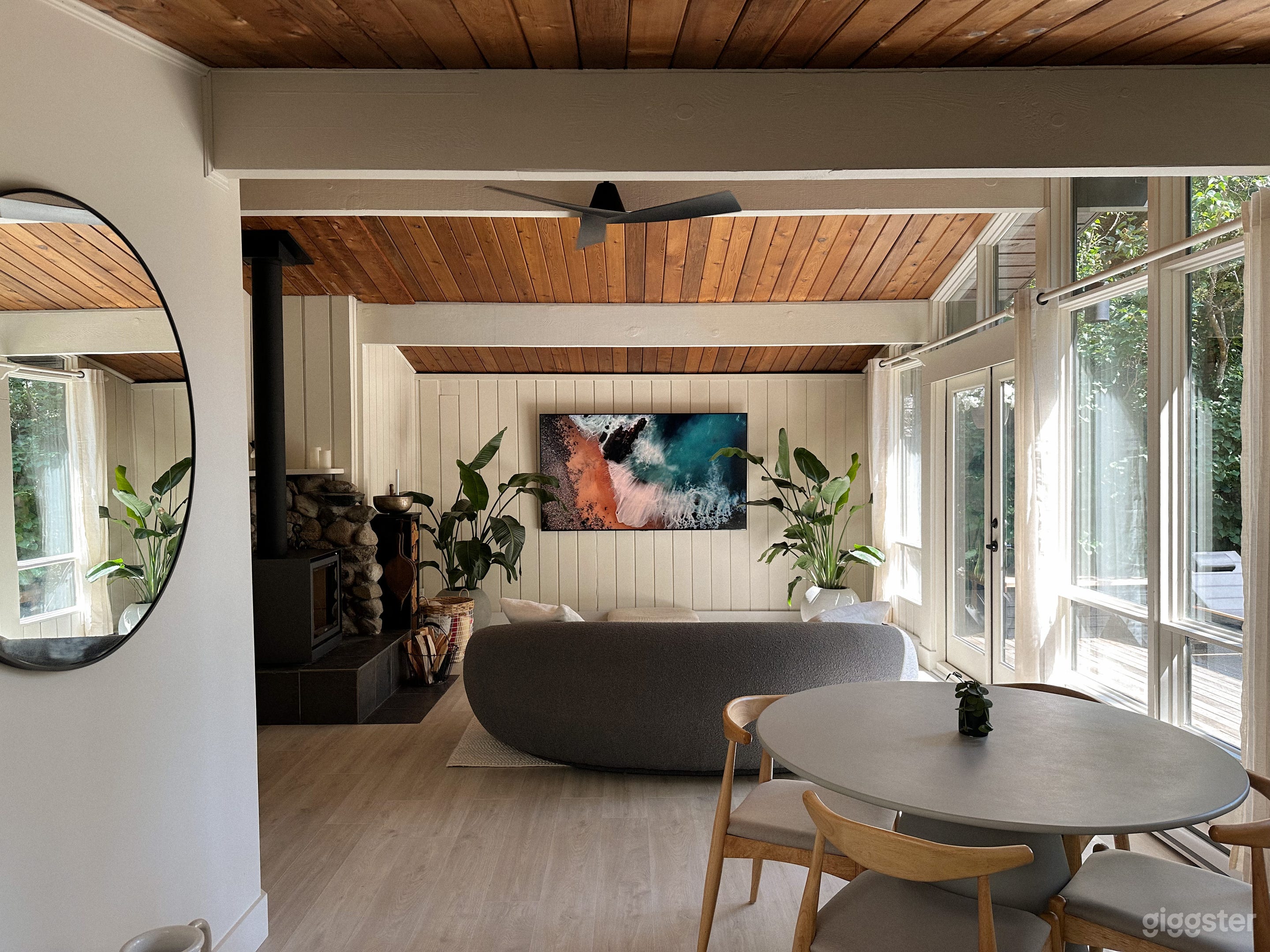 Black cottage by the beach Photo 2