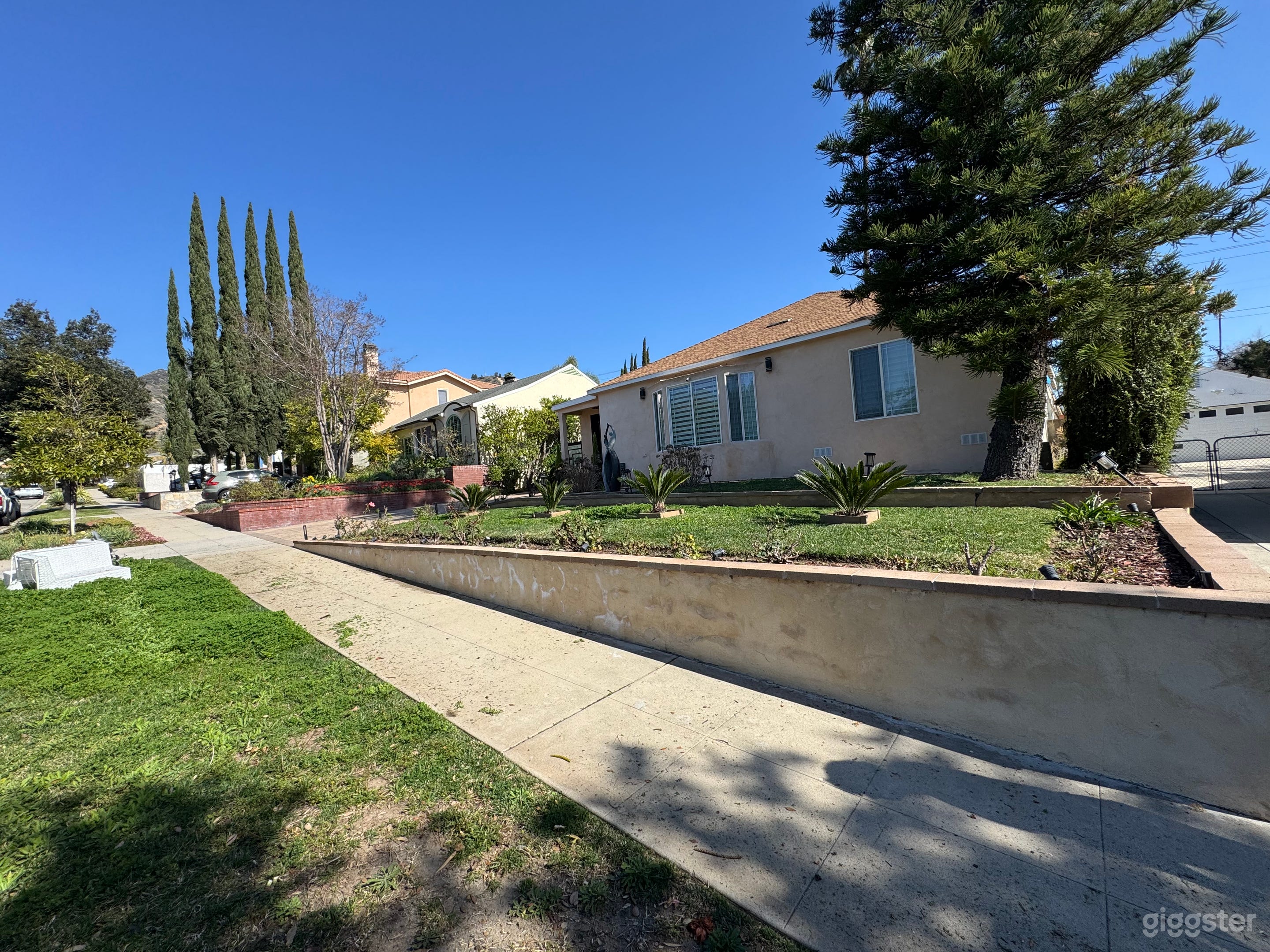 One of a kind house with pool Photo 1