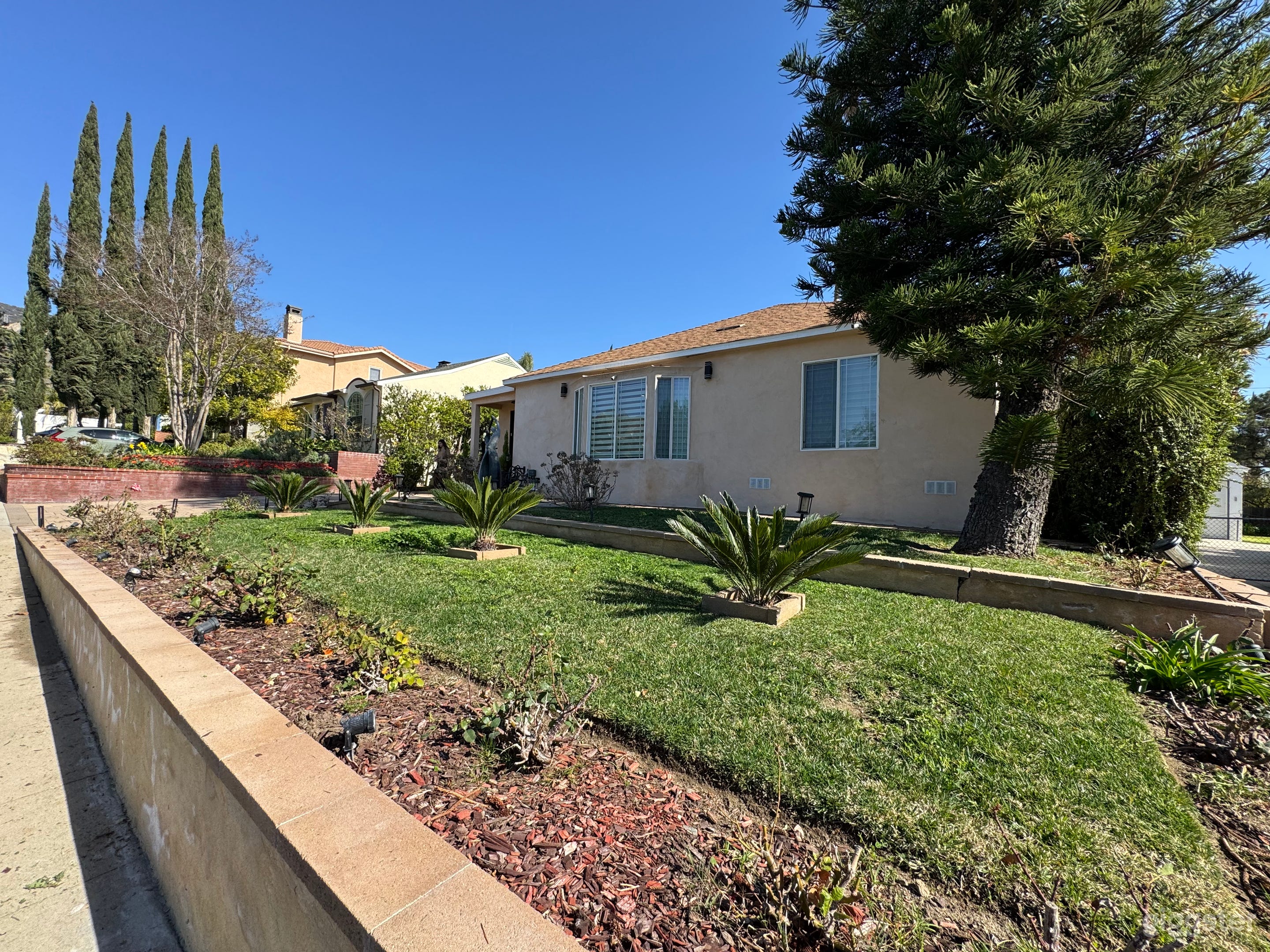 One of a kind house with pool Photo 3