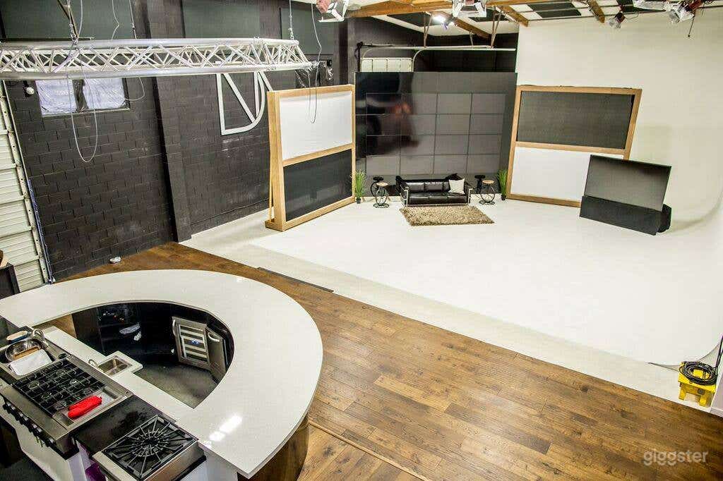 Stage A Studio with White Cyclorama in Canoga Park Photo 4
