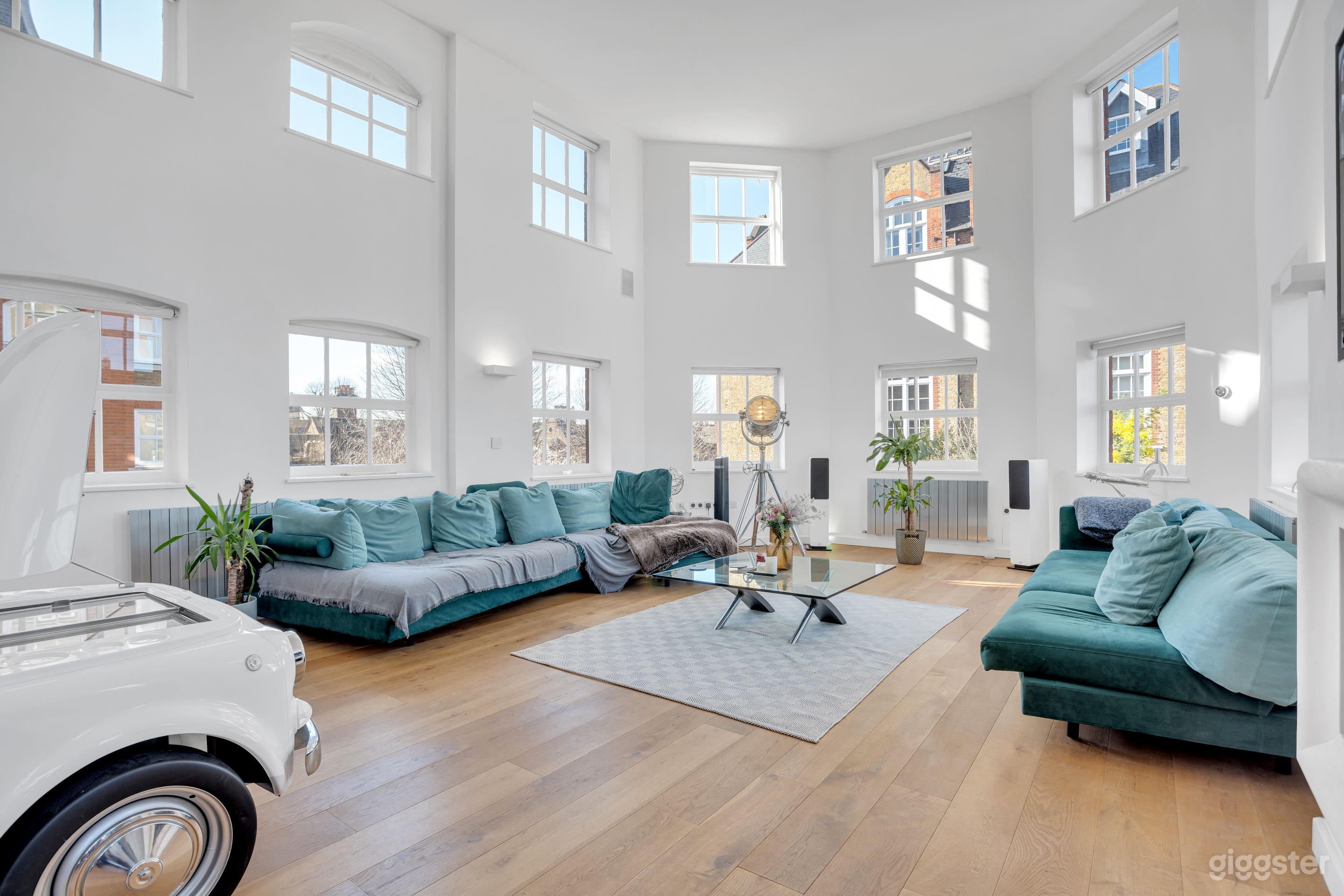 Bespoke Luxury Apartment W/Double Height Ceilings Photo 2