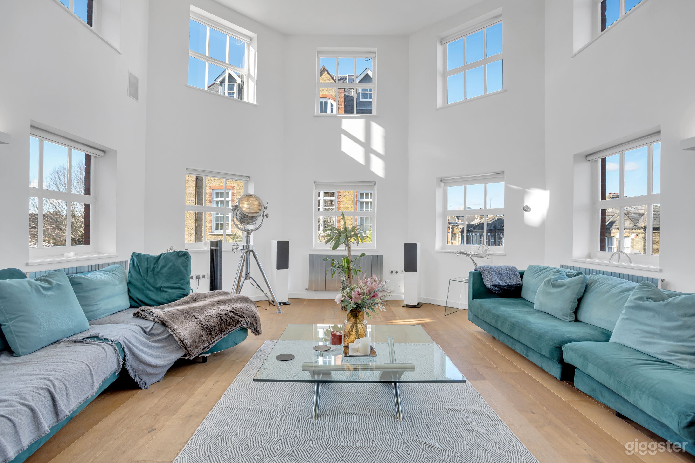 Bespoke Luxury Apartment W/Double Height Ceilings Photo 4