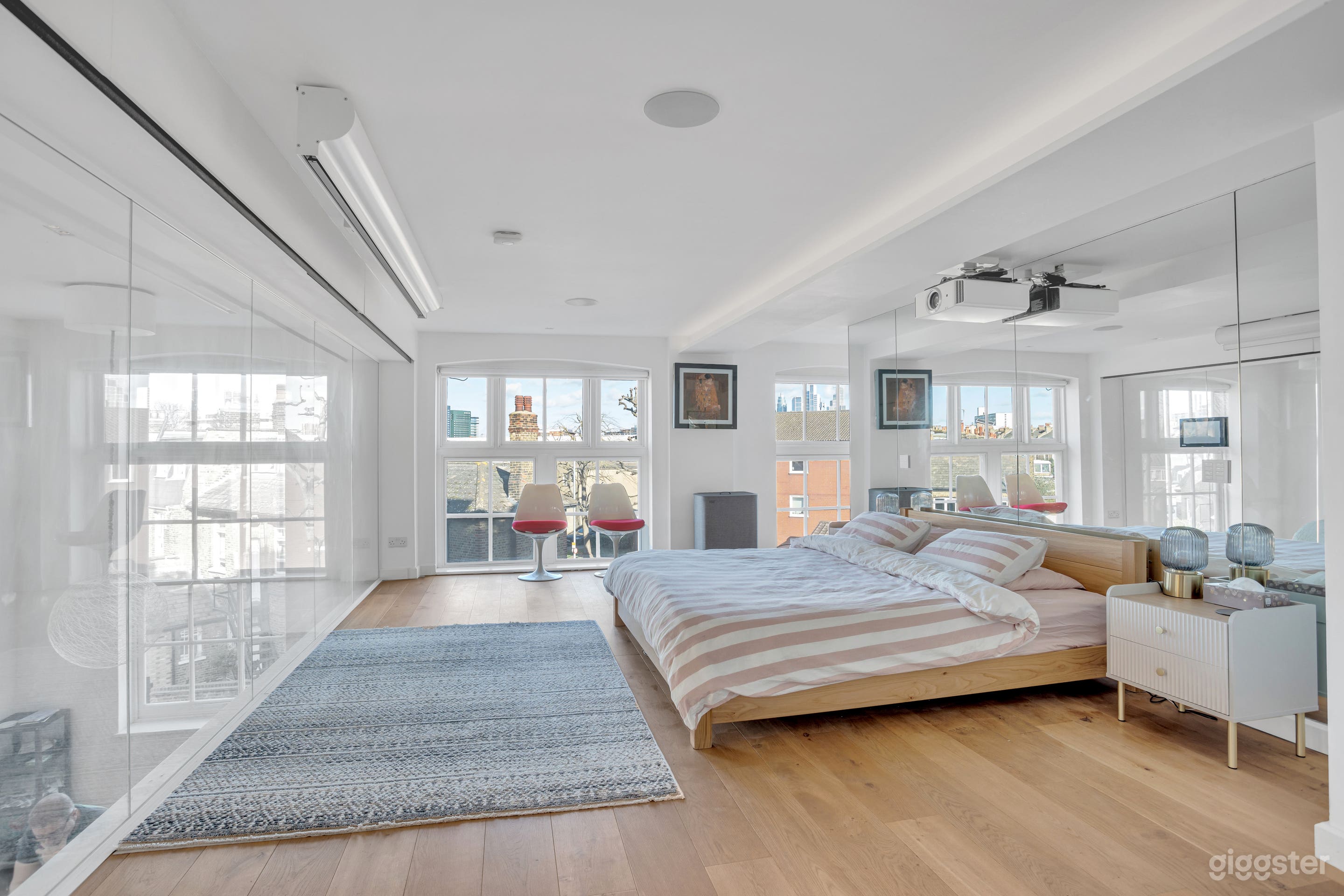 Bespoke Luxury Apartment W/Double Height Ceilings Photo 3