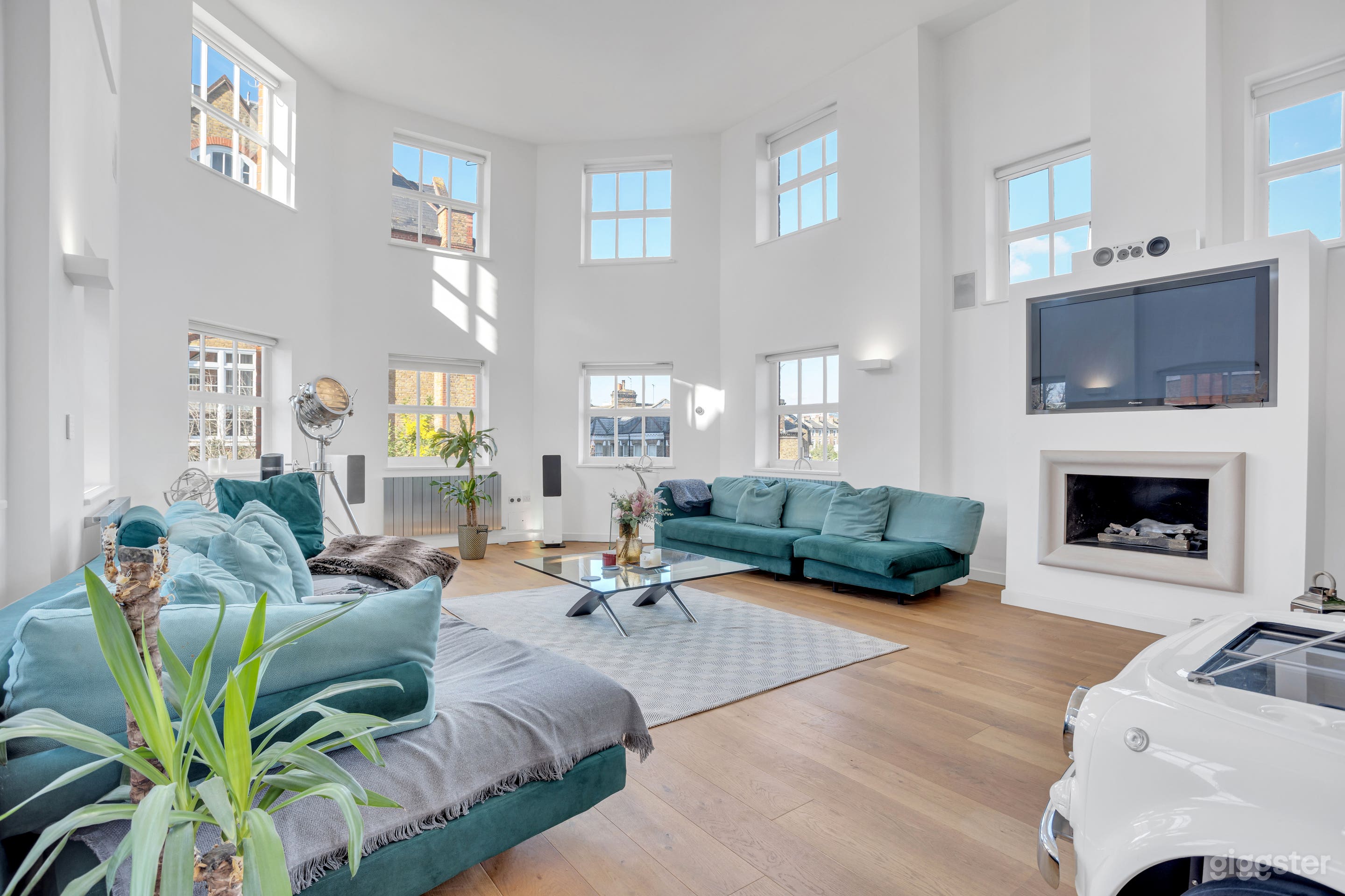 Bespoke Luxury Apartment W/Double Height Ceilings Photo 1