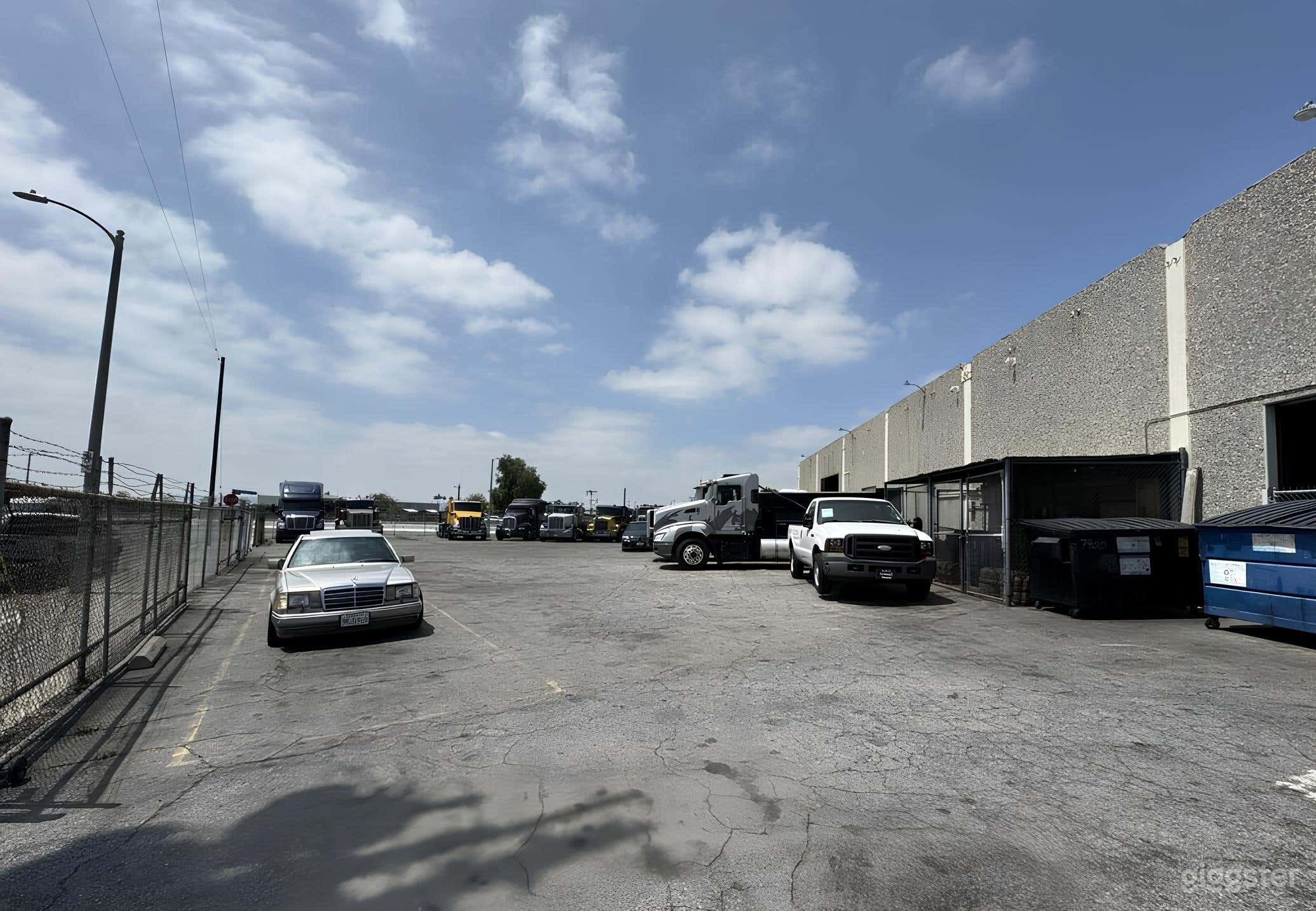 Outdoor Truck Stop Spacious and Open  Photo 3