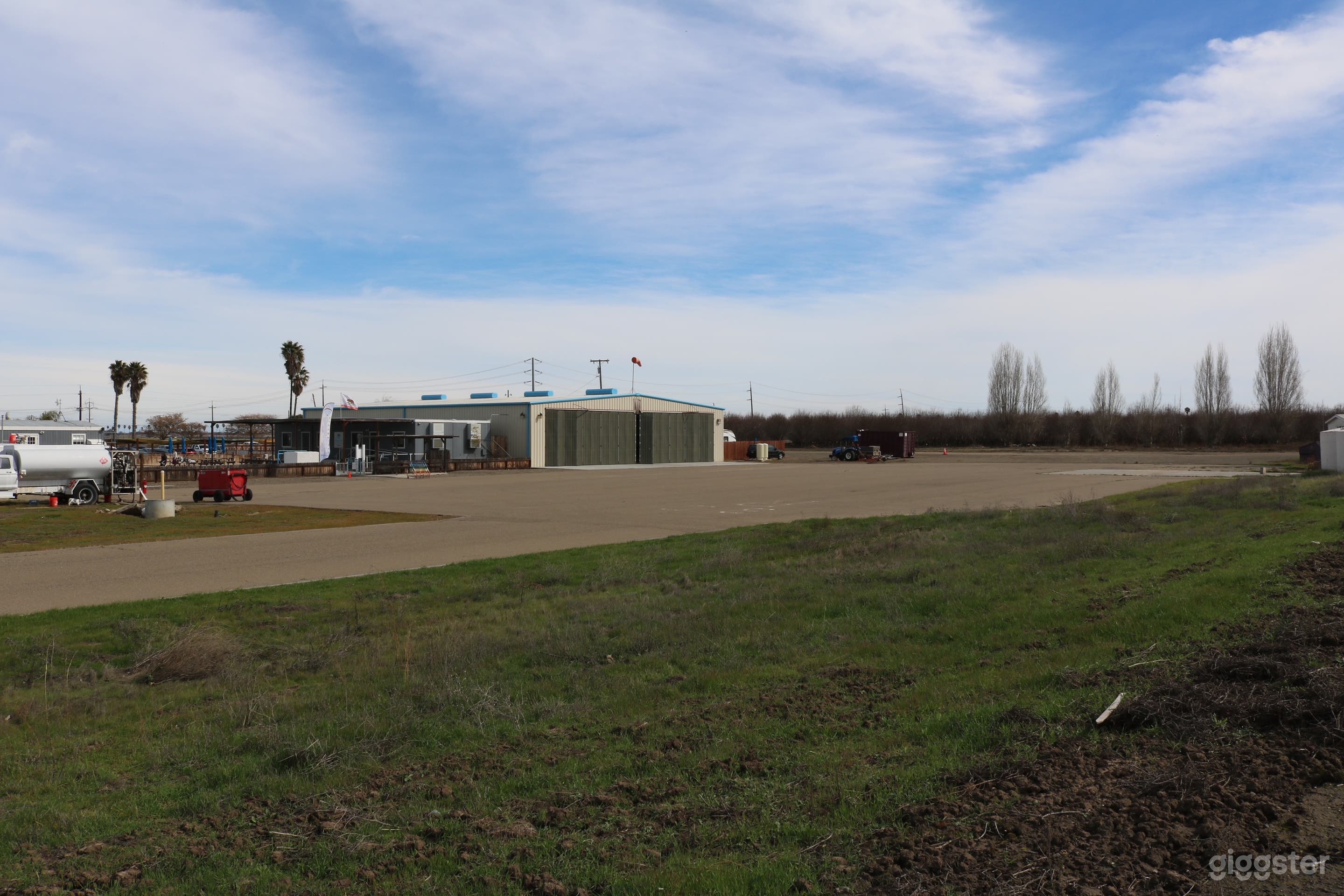 Hangar &amp; taxiway