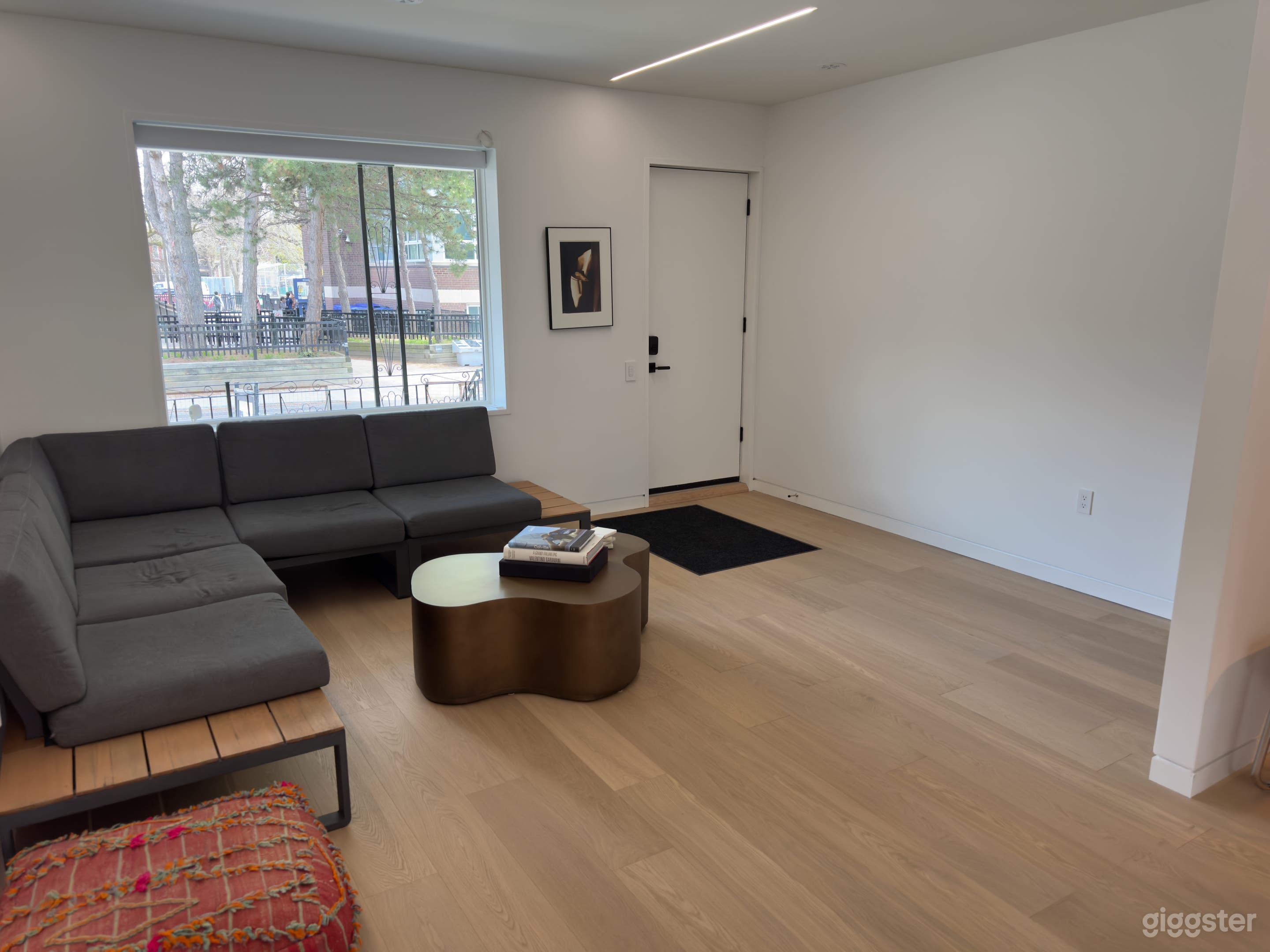 Brand New Modern Minimalist Semi-Detached Home Photo 2