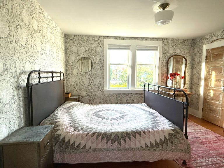  Cool, Comfortable, Vintage Home 