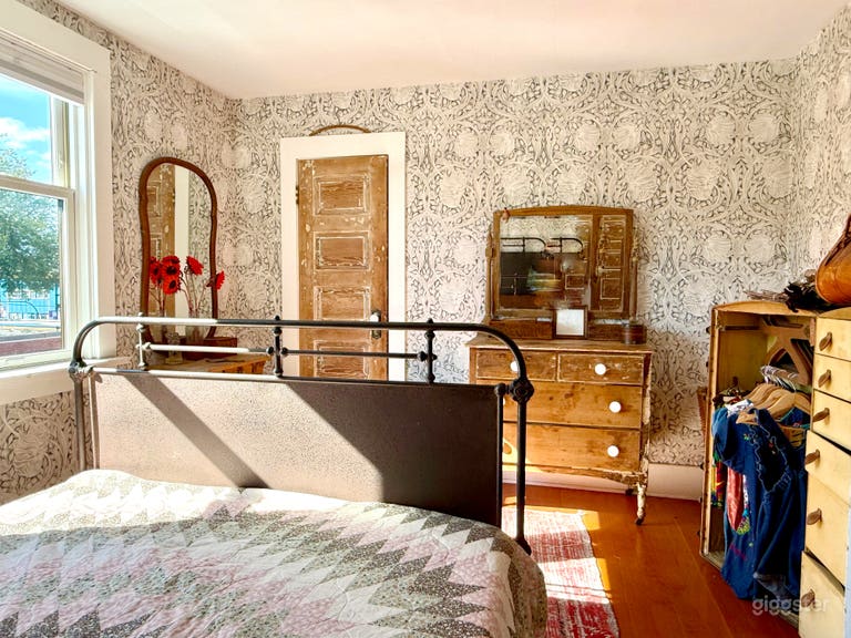  Cool, Comfortable, Vintage Home 