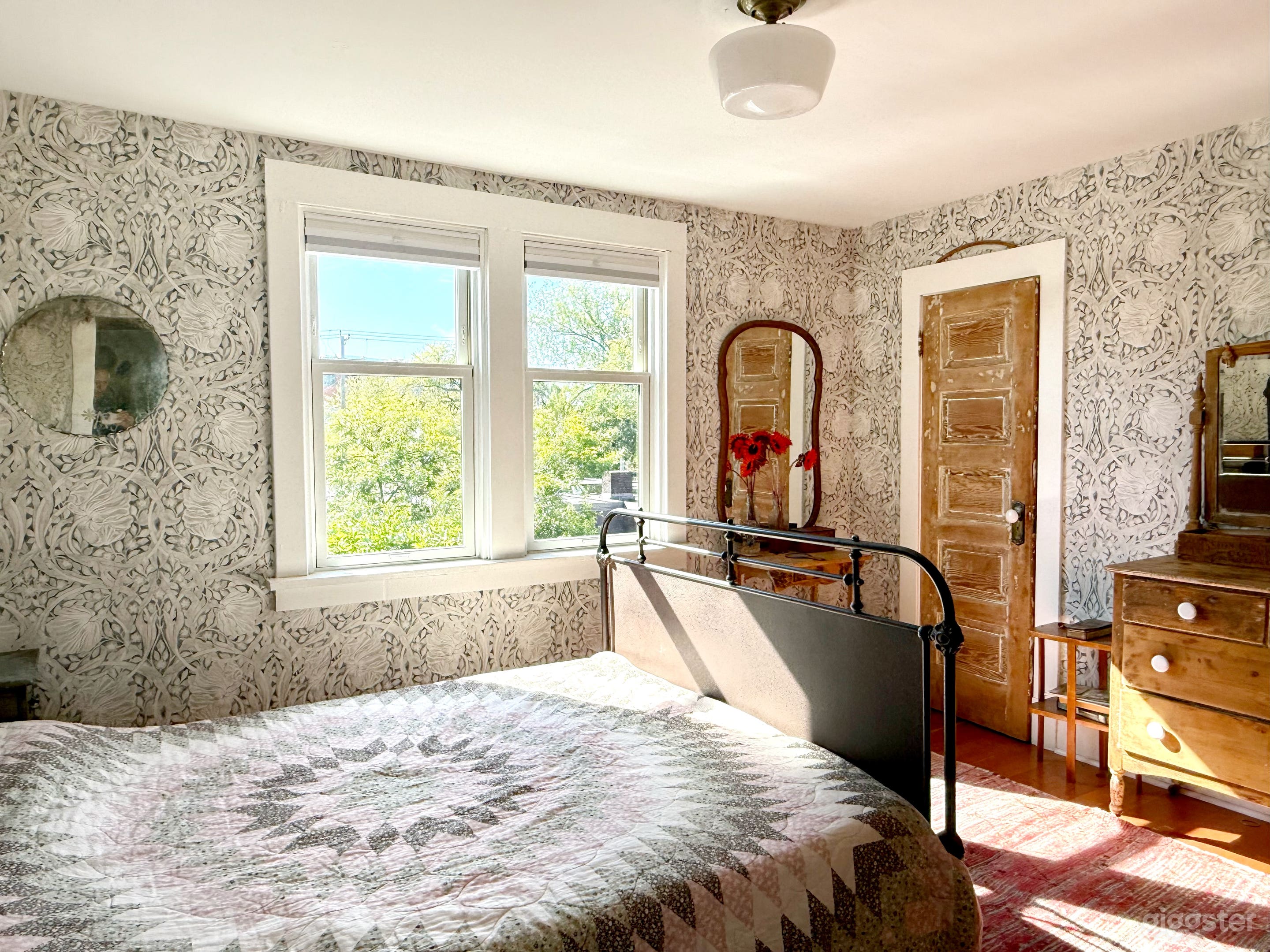 Cool, Comfortable, Vintage Home Photo 3