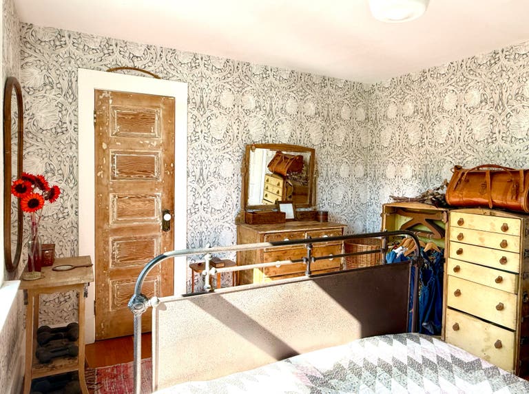  Cool, Comfortable, Vintage Home 