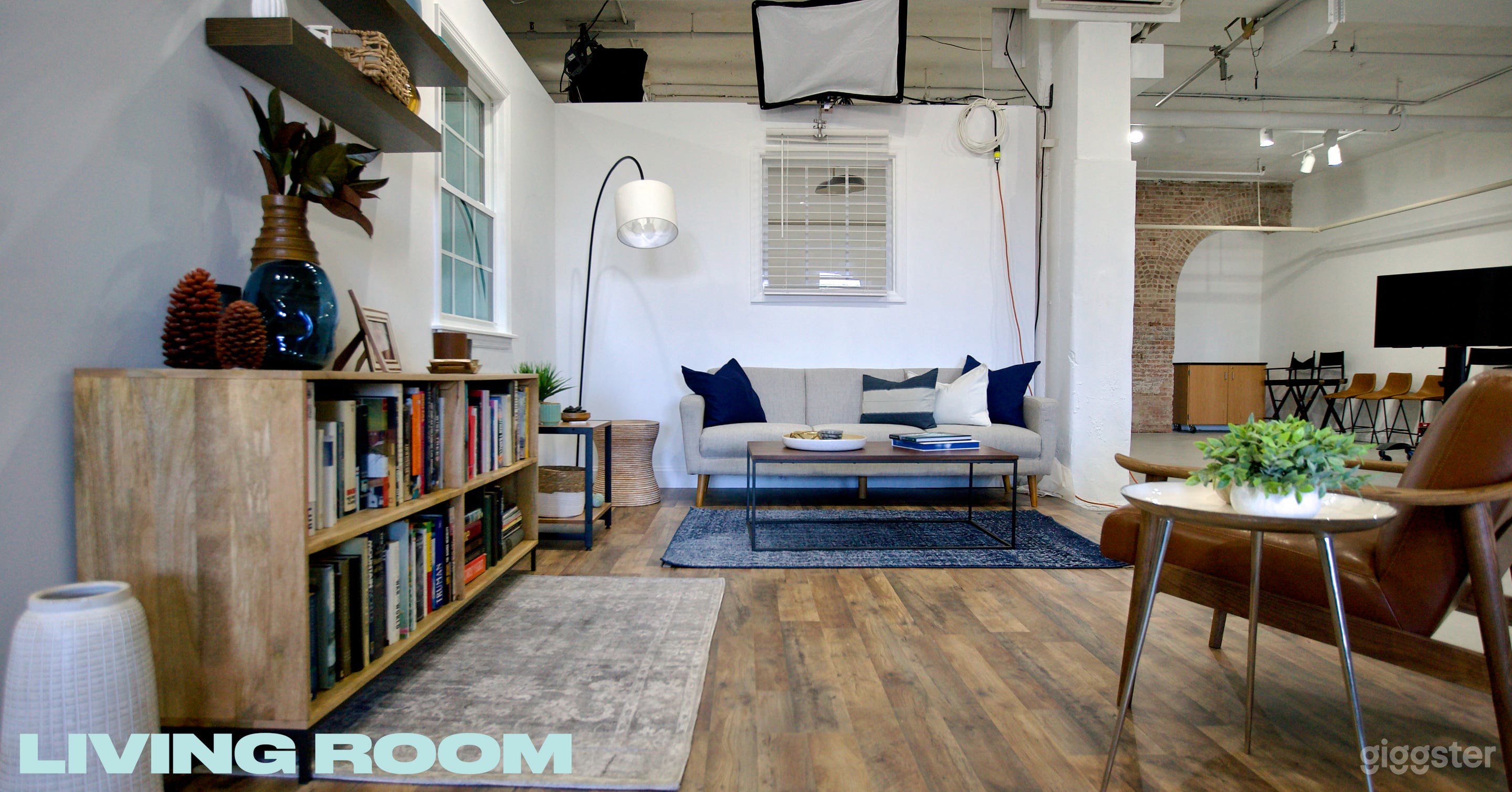 Multipurpose ﻿Studio w/Kitchen + Living Room Sets Photo 3