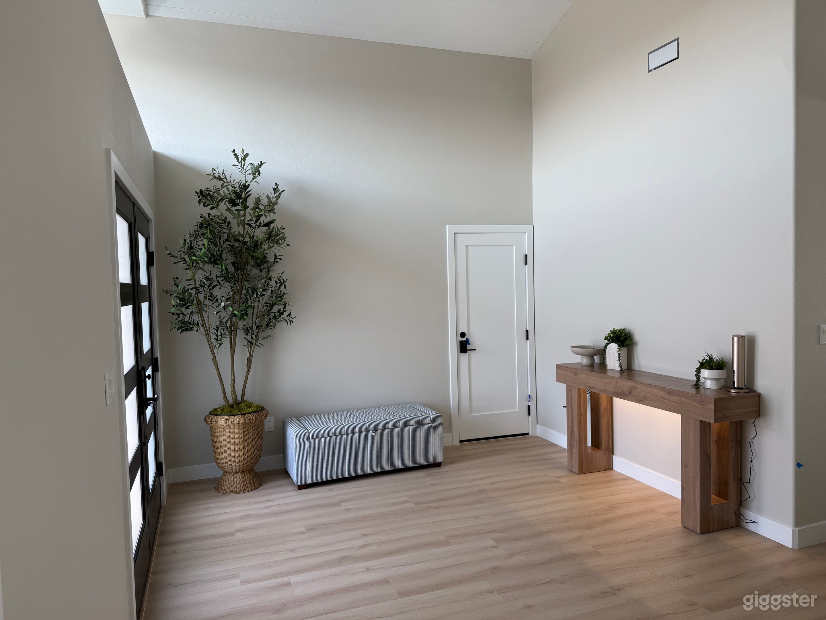 Beautiful Modern Contemporary Home Photo 4