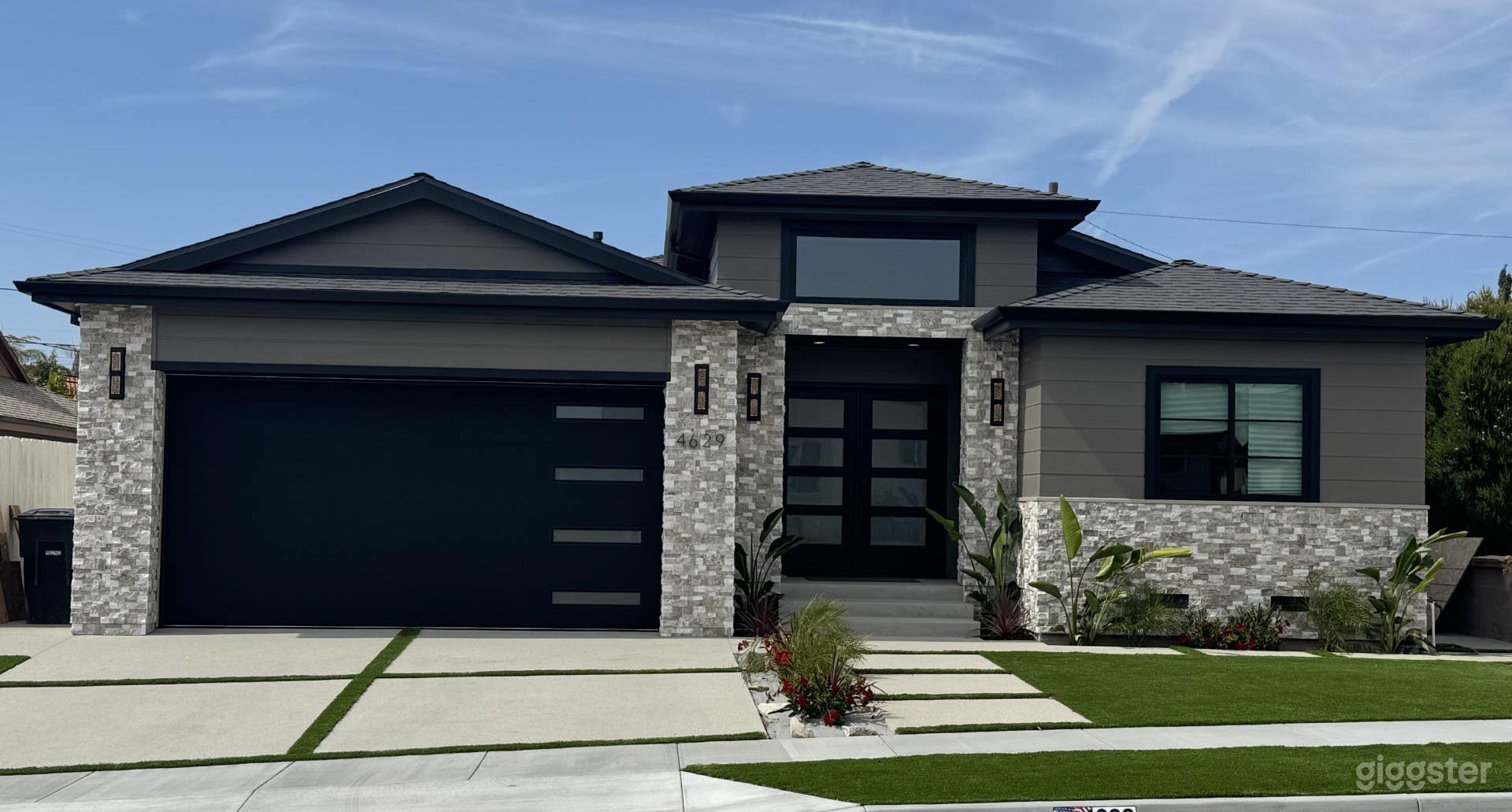 Beautiful Modern Contemporary Home Photo 1