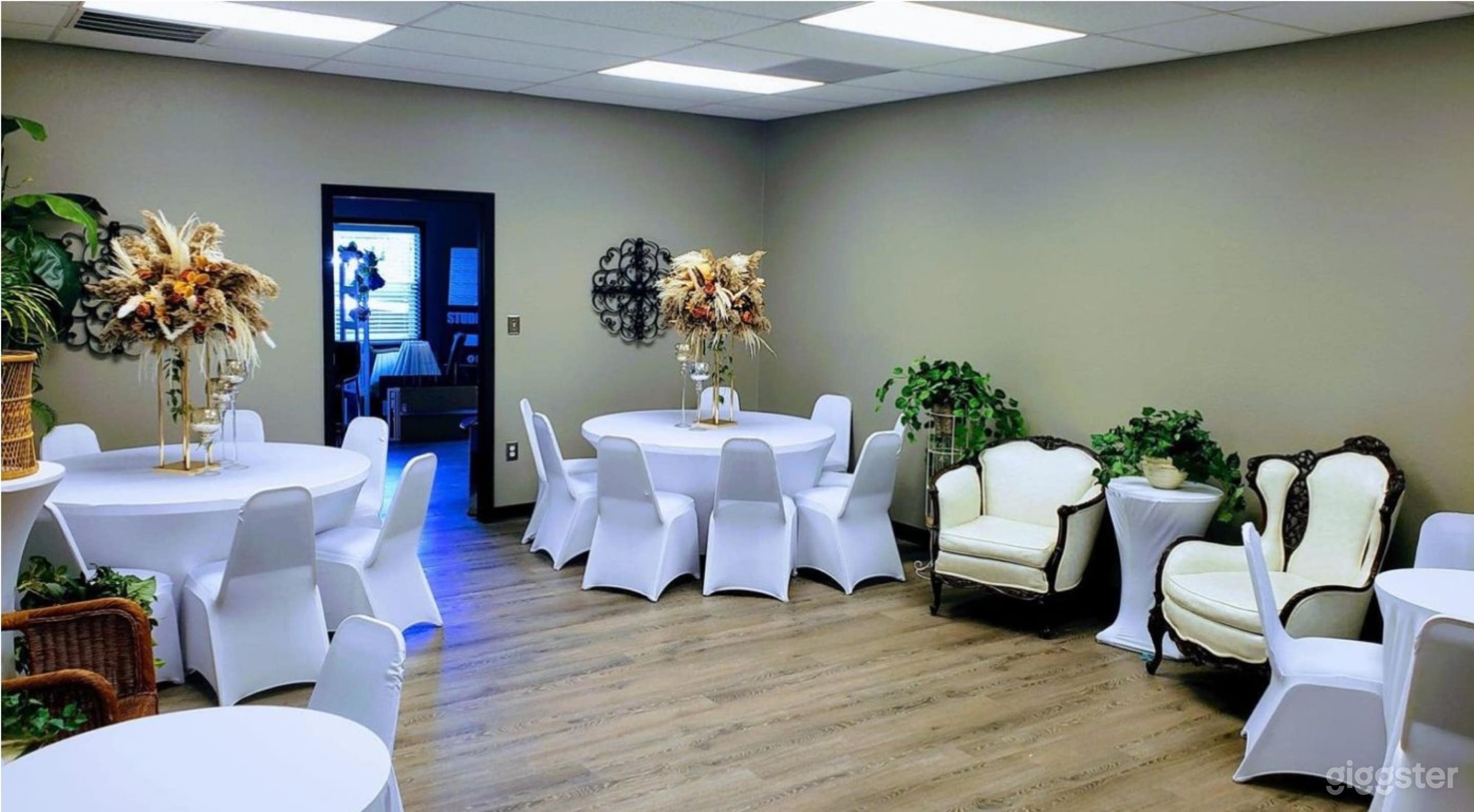 Basic Decor included with this listing