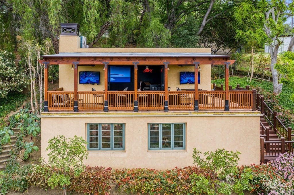 Mediterranean Property with Pool, Nightclub, Gym Photo 2