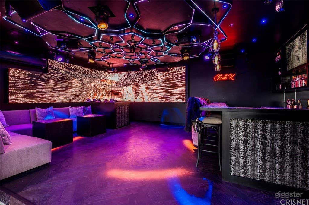 Mediterranean Property with Pool, Nightclub, Gym Photo 4