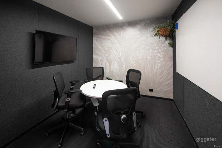  Petite salle de réunion adaptée au podcasting 