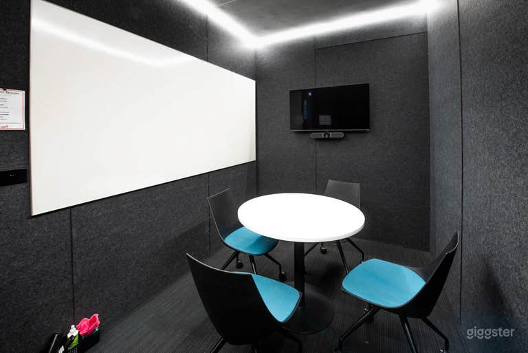  Petite salle de réunion adaptée au podcasting 
