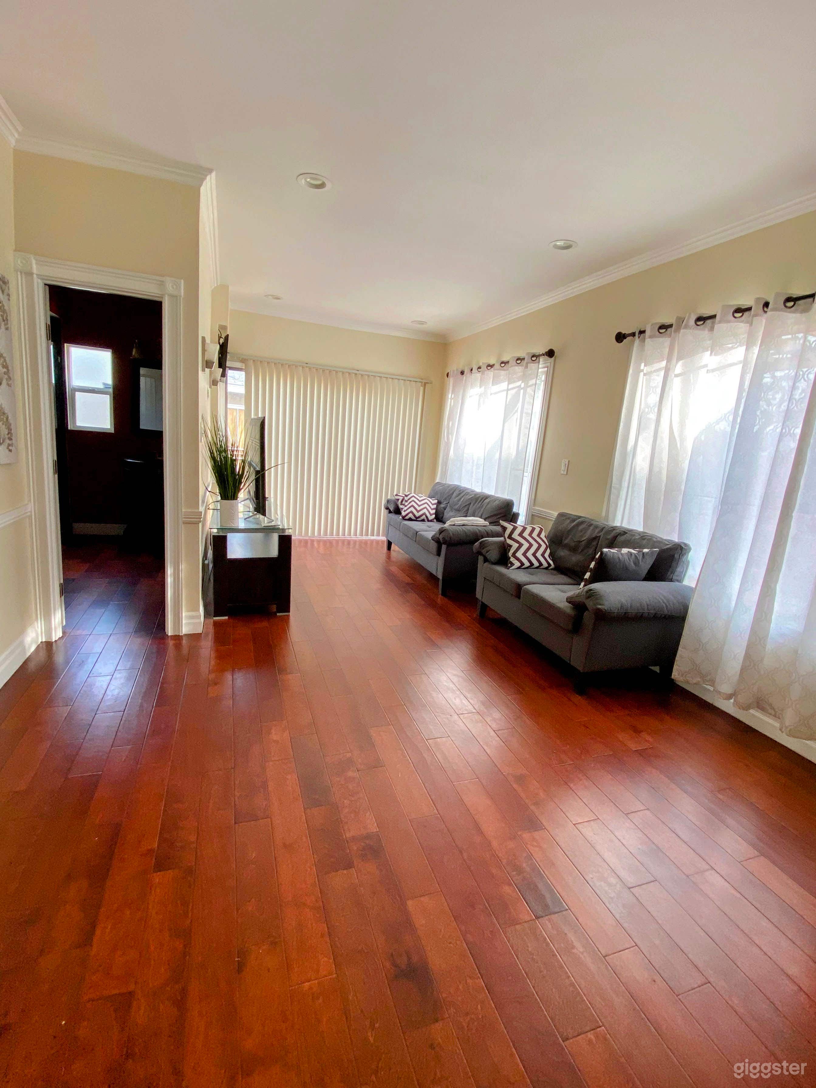 Victorian Home for Creative Use Photo 4