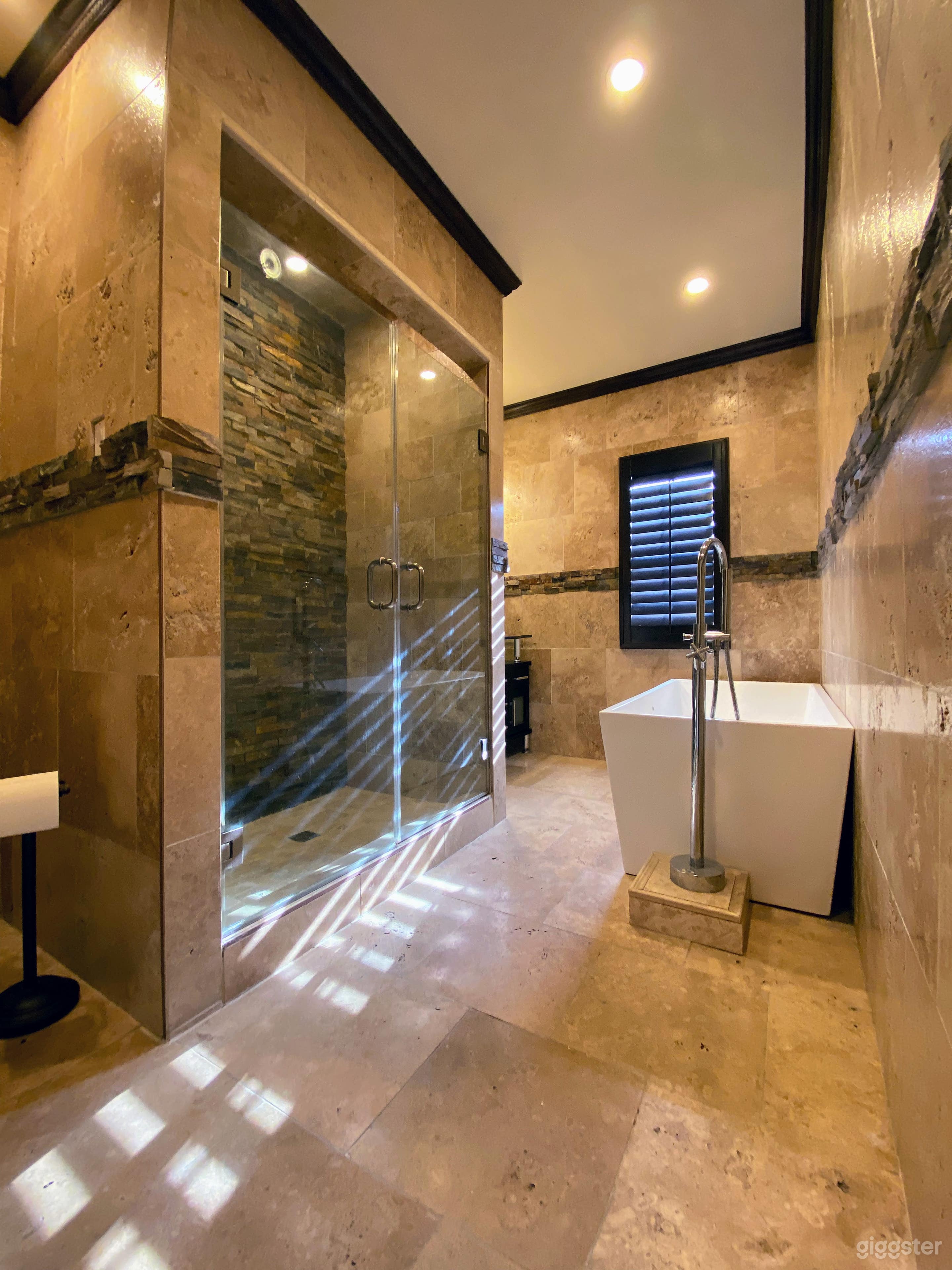 Victorian Home for Creative Use Photo 3