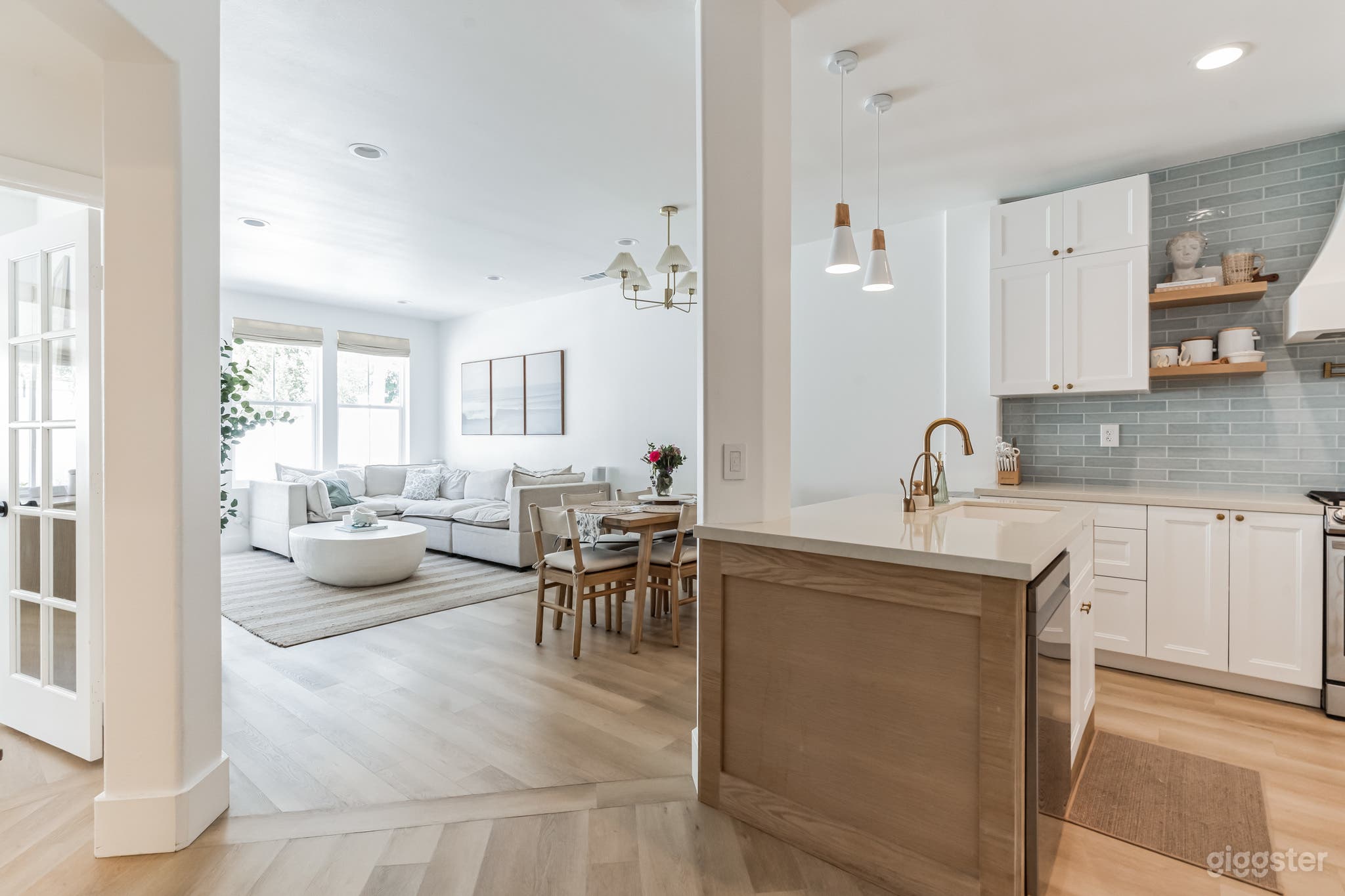 Renovated Coastal House – Open, Light &amp; Film Ready Photo 1