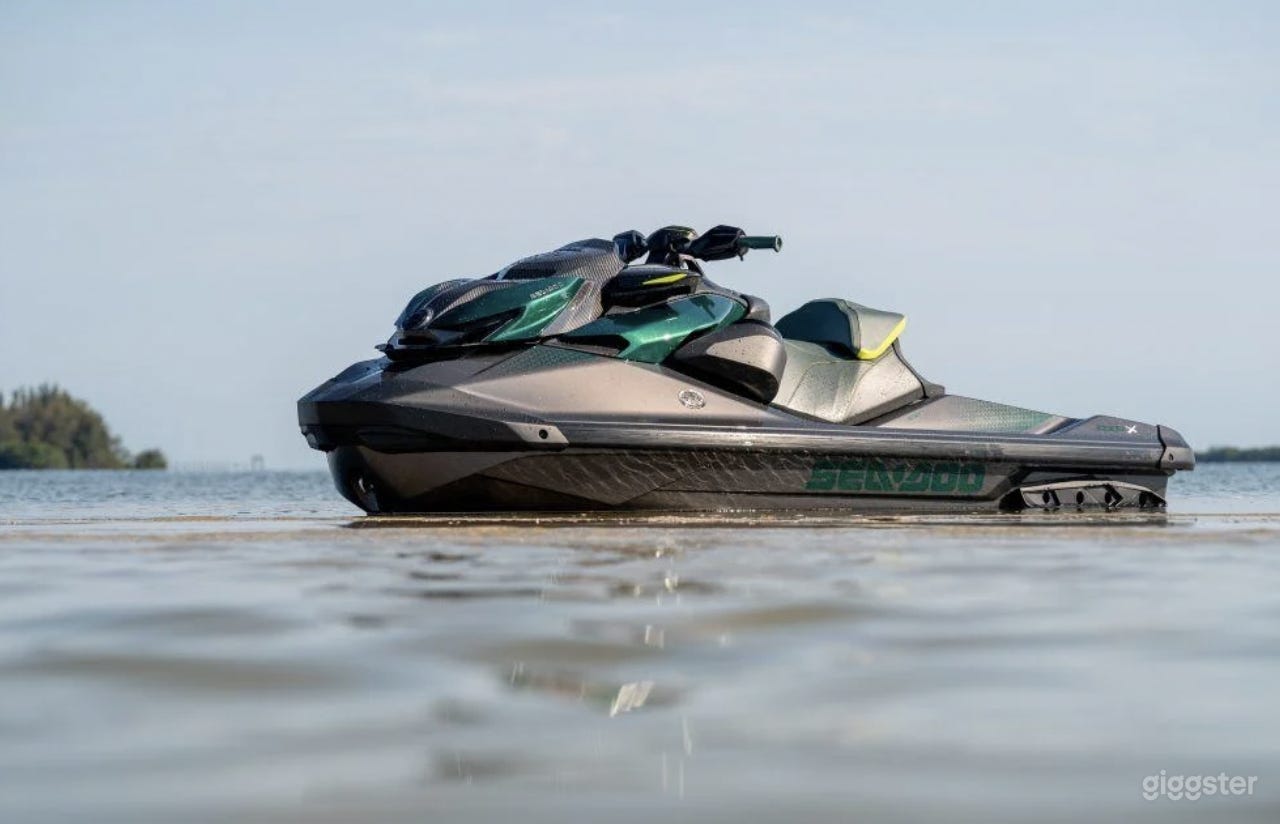 70' YARETTI YACHT WITH JET SKI Photo 2