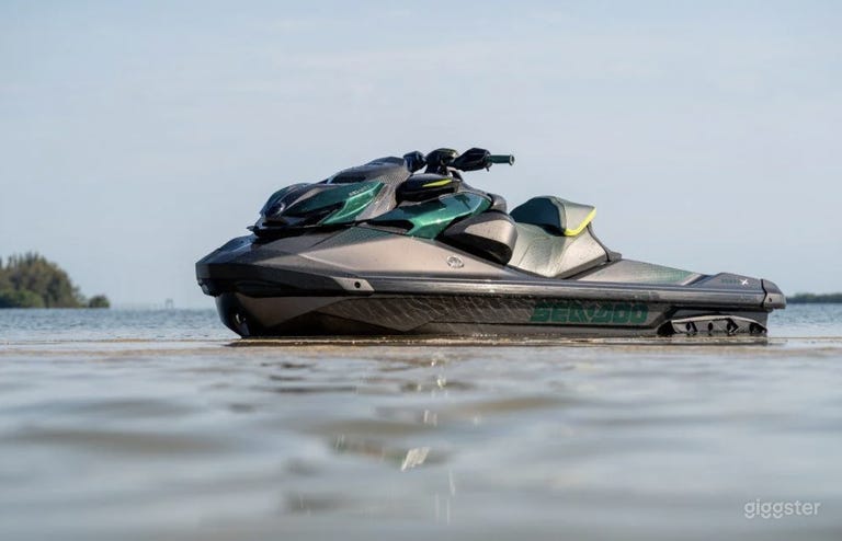  YACHT YARETTI 70' AVEC JET SKI 