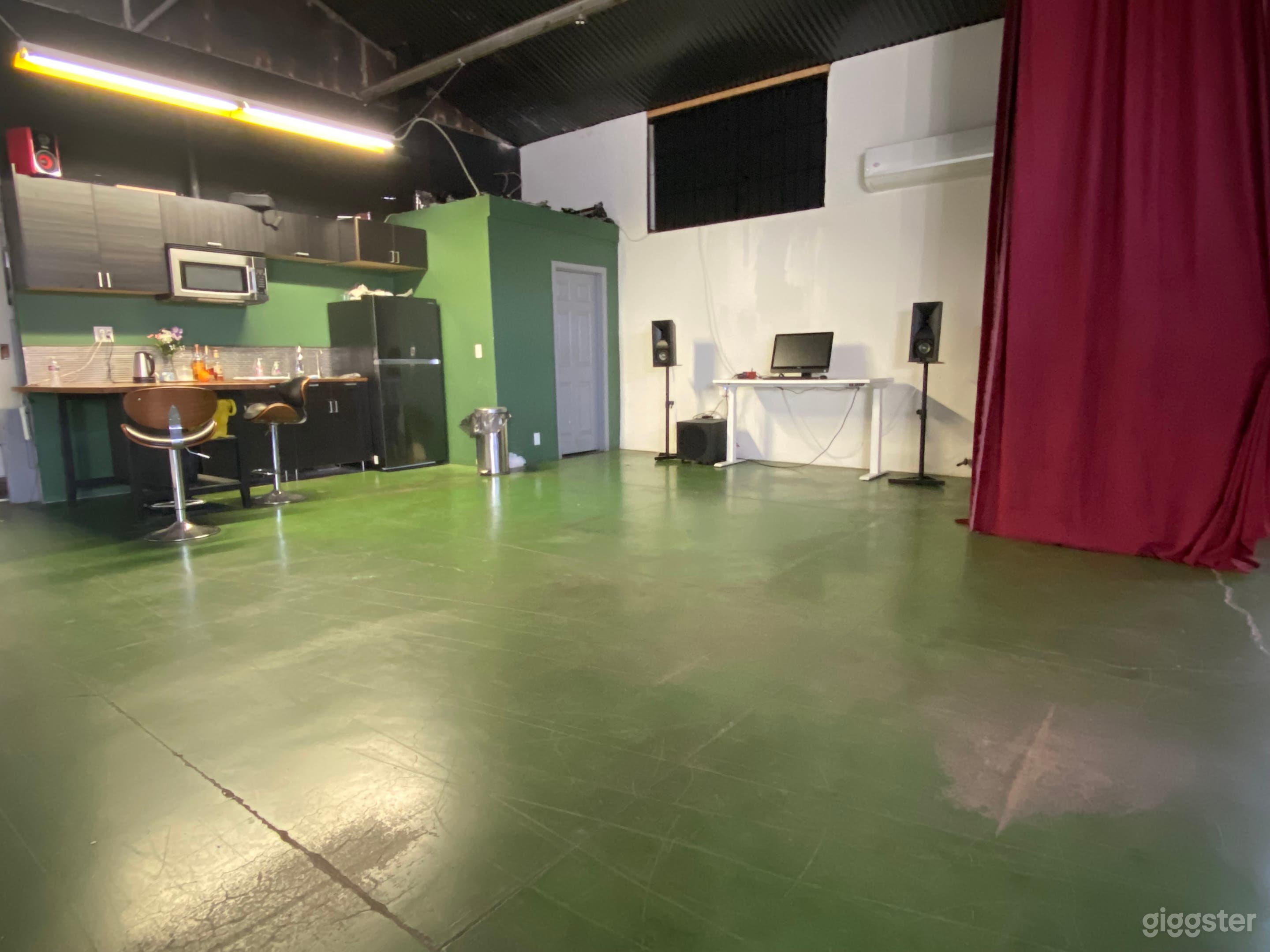 Downtown L.A. Photo / Video Studio includes Light  Photo 4